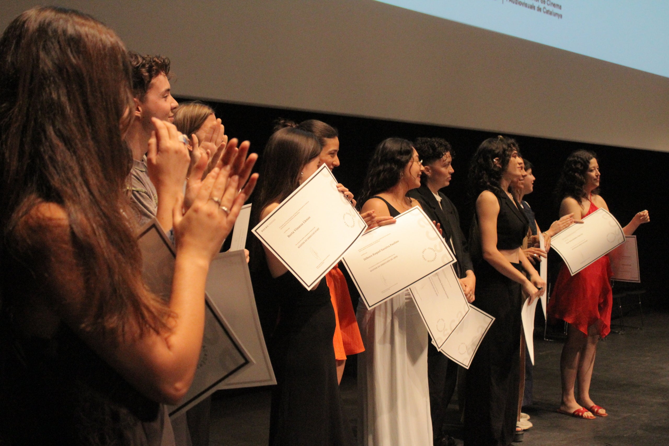 El Teatre Principal ha acollit l'acte de graduació de l'alumnat que finalitza els estudis de màster a l'ESCAC. L'acte va comptar amb la presència destacada de l'alcalde de Terrassa, Jordi Ballart, el cap d'estudis, Jaume Macià; el coordinador del màster; l'actor Christian Checa; i el padrí de la promoció, Juan Sebastián Vasquez | Lucía Rivera