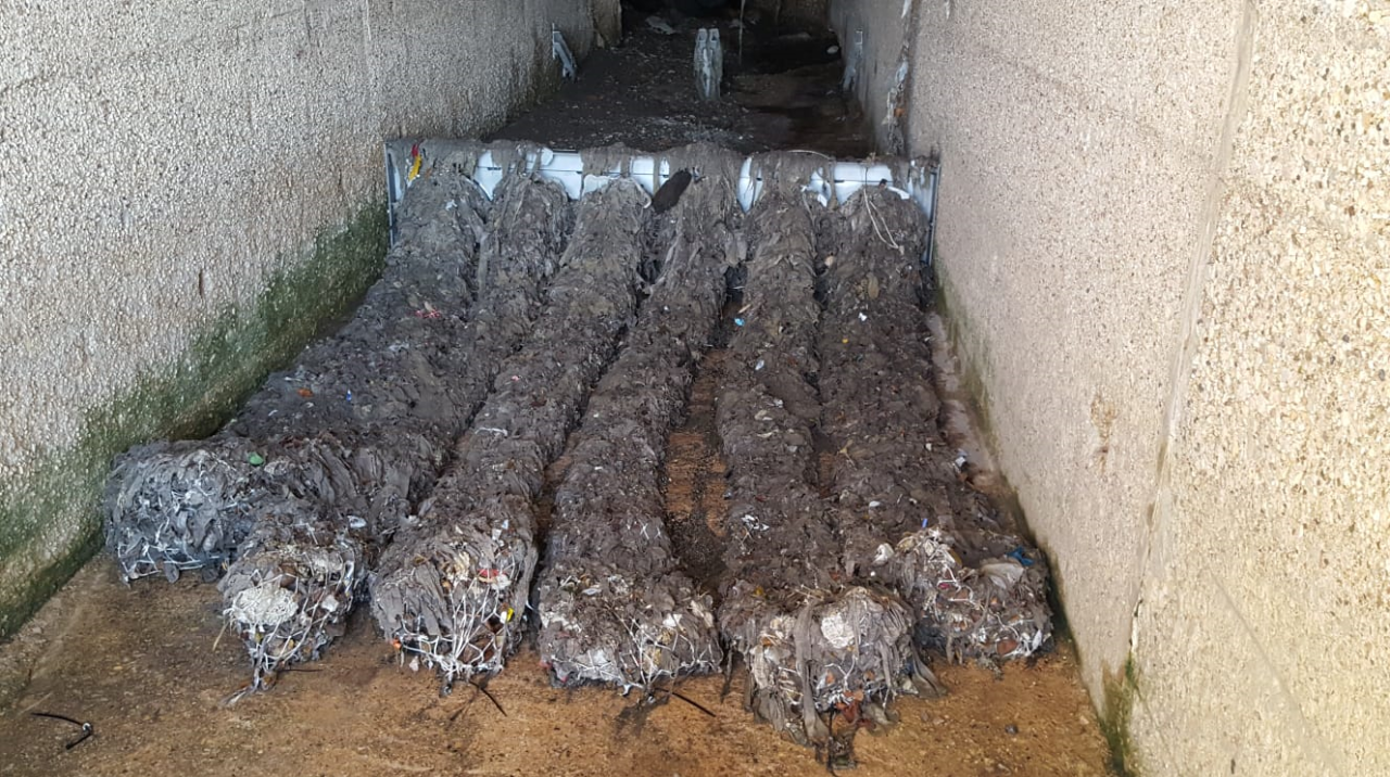 Sistema de retenció de residus instal·lat en un dels sobreeixidors de la xarxa de clavegueram a Tarragona, després d'un episodi de pluges intenses | Agbar