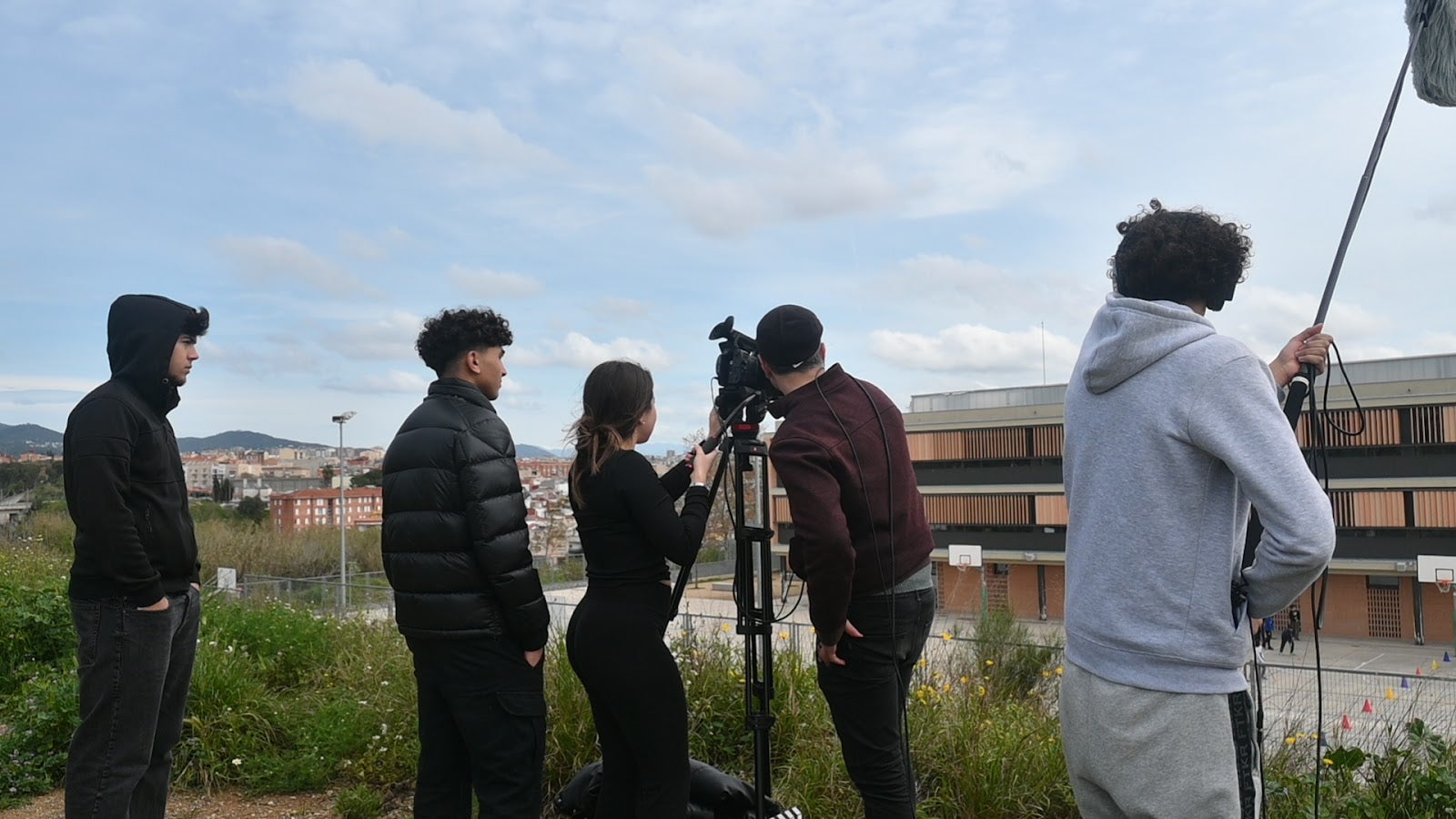 Alumnes de l'Ins Les Aimerigues en el rodatge del curt 'Traçant el que som' | Cinema en curs