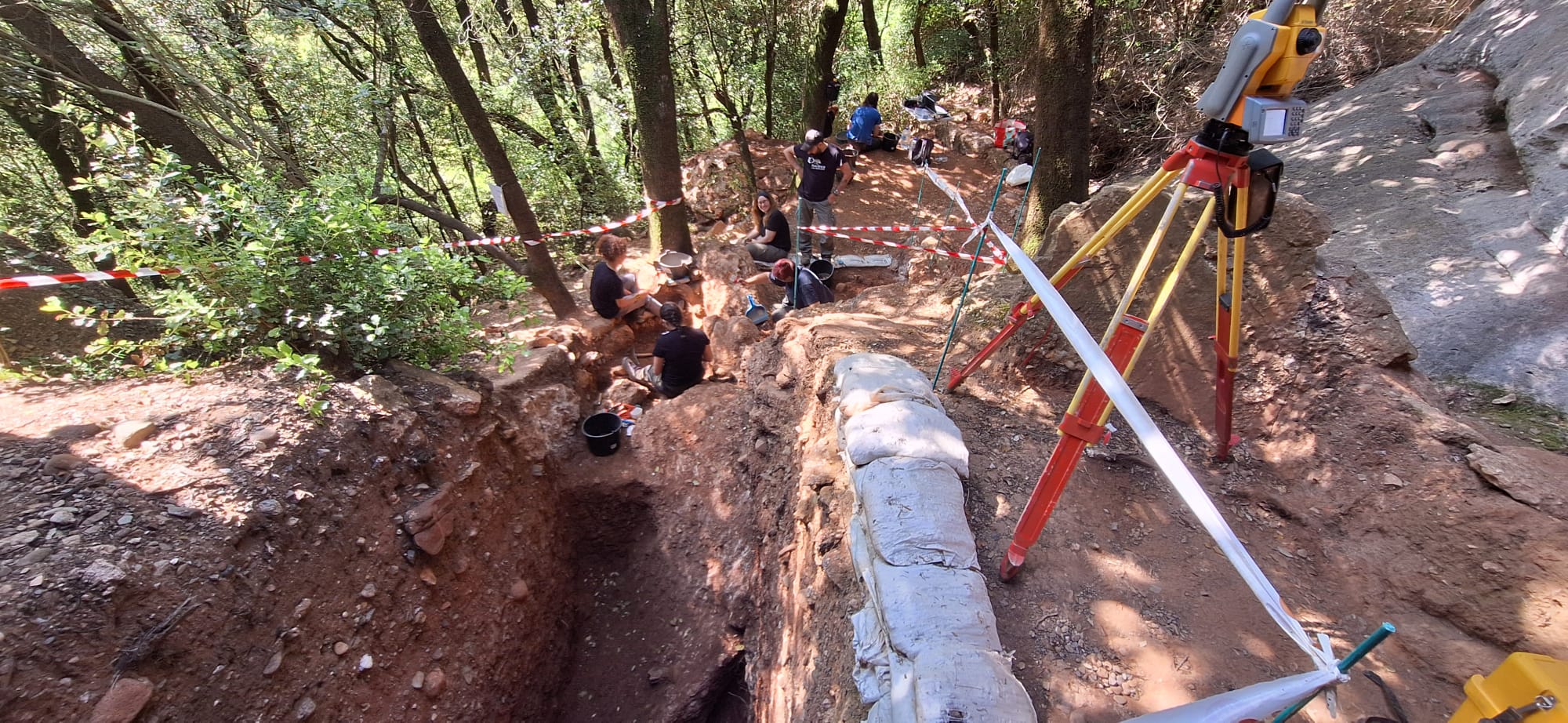 Vista general de l'excavació al sector exterior de la Cova del Triangle | J.I. Morales. Via Diputació de Barcelona
