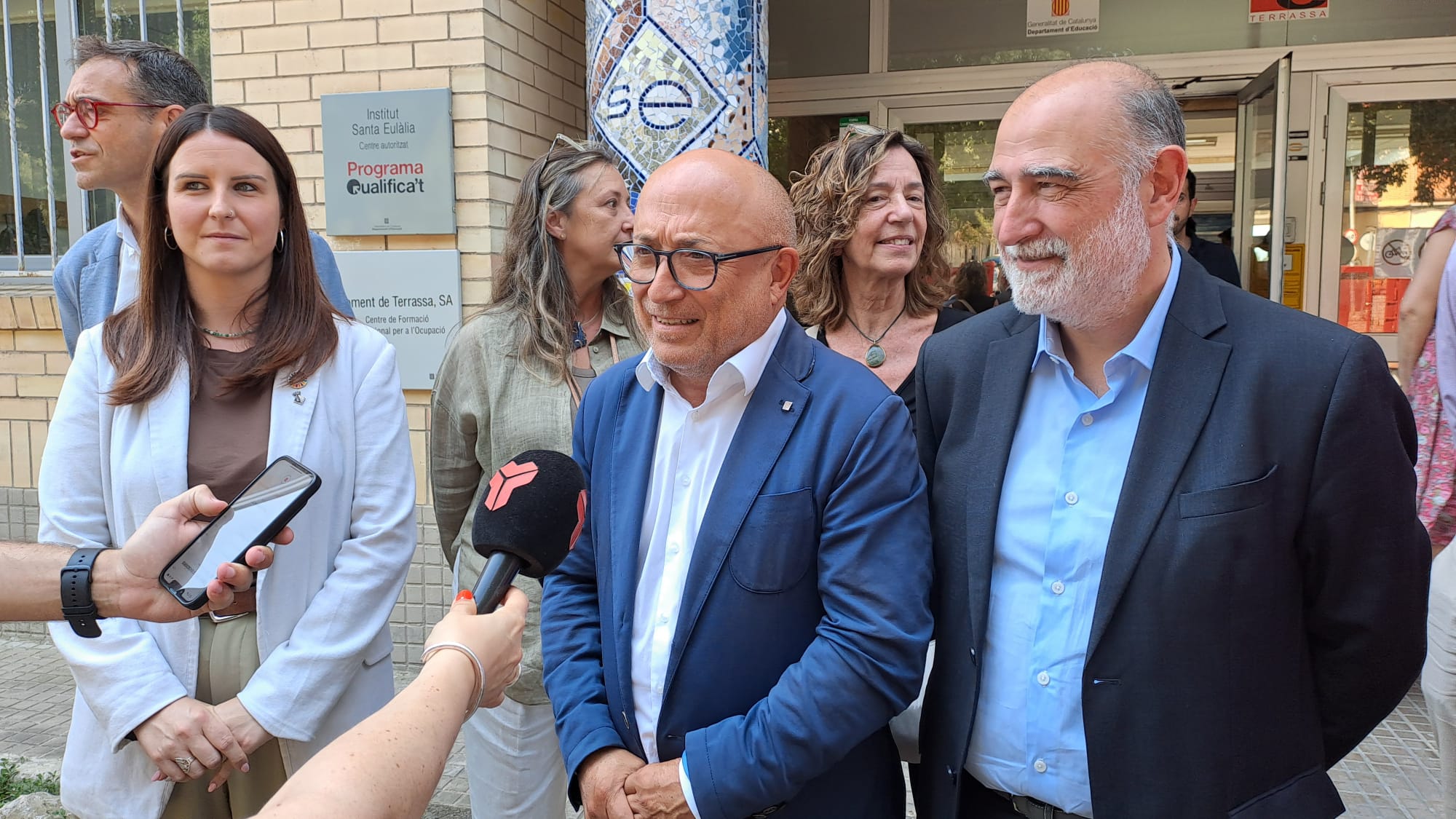 El secretari general de la Formació Professional, Francesc Roca, juntament amb el president del Consell Comarcal del Vallès Occidental, Xavier Garcés, i la primera tinent d'alcalde de l'Ajuntament de Terrassa i regidora d'Educació, Patricia Reche | Oriol Manrique
