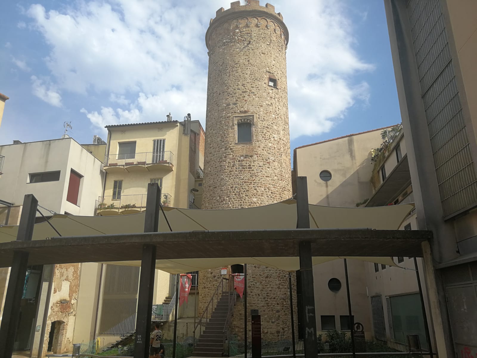Tendals per lluitar contra la calor, a la plaça de la Torre del Palau | F.T.