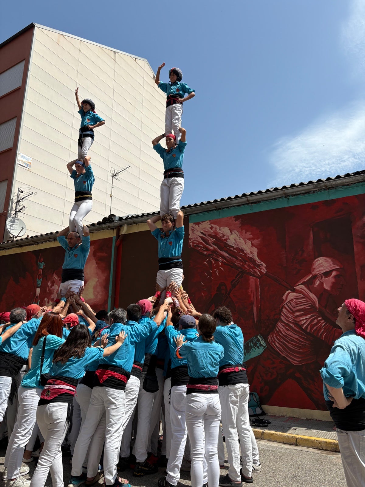 Els Castellers de Terrassa han celebrat els 10 anys d'agermanament amb l'Associació de Fallaires del Pont de Suert. Un centenar de castellers es van desplaçar a la capital ribagorçana la nit de Sant Joan. Una representació dels Castellers de Terrassa va participar en la baixada de falles des del Faro del Pont de Suert, un dels indrets més emblemàtics d'aquesta tradició. Amb l'arribada dels primers fallaires, els Castellers de Terrassa han alçat quatre pilars de rebuda i de reconeixement. En arribar totes les falles, la colla egarenca ha fet una mostra castellera a la Plaça del Mercadal | Castellers de Terrassa