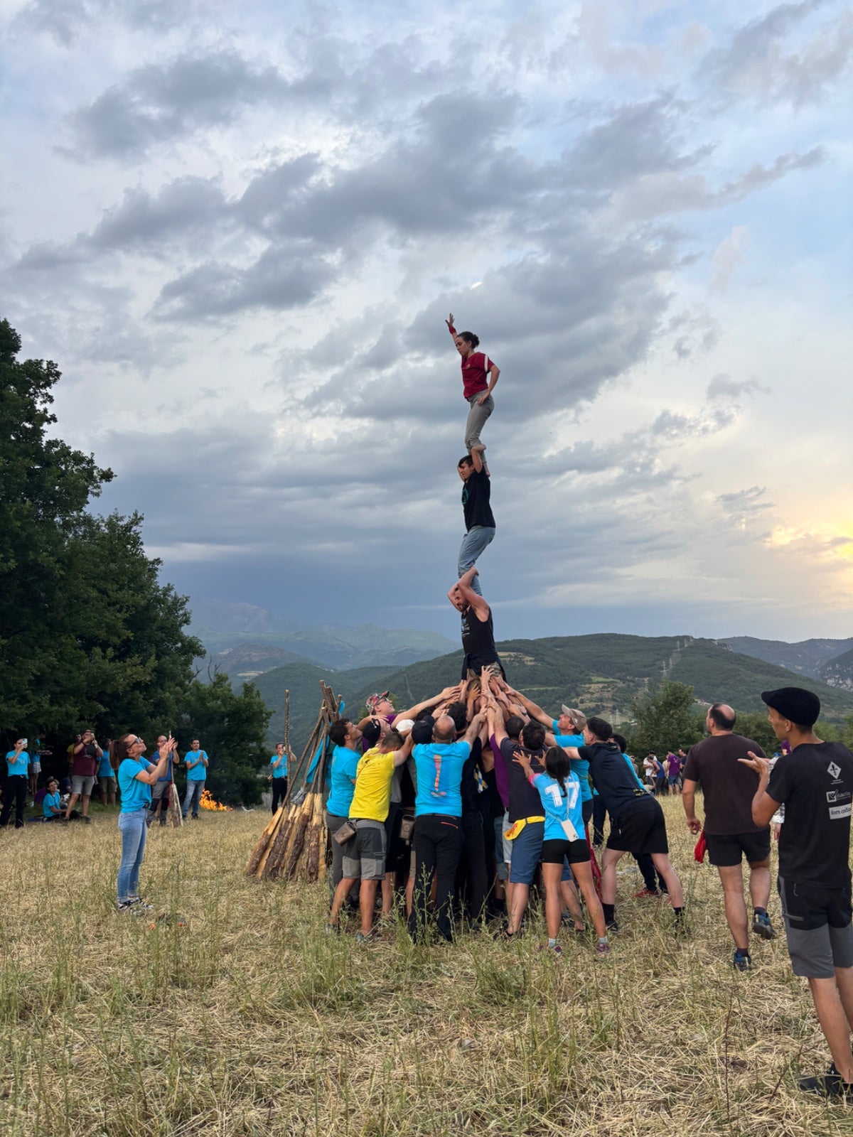 Els Castellers de Terrassa han celebrat els 10 anys d'agermanament amb l'Associació de Fallaires del Pont de Suert. Un centenar de castellers es van desplaçar a la capital ribagorçana la nit de Sant Joan. Una representació dels Castellers de Terrassa va participar en la baixada de falles des del Faro del Pont de Suert, un dels indrets més emblemàtics d'aquesta tradició. Amb l'arribada dels primers fallaires, els Castellers de Terrassa han alçat quatre pilars de rebuda i de reconeixement. En arribar totes les falles, la colla egarenca ha fet una mostra castellera a la Plaça del Mercadal | Castellers de Terrassa