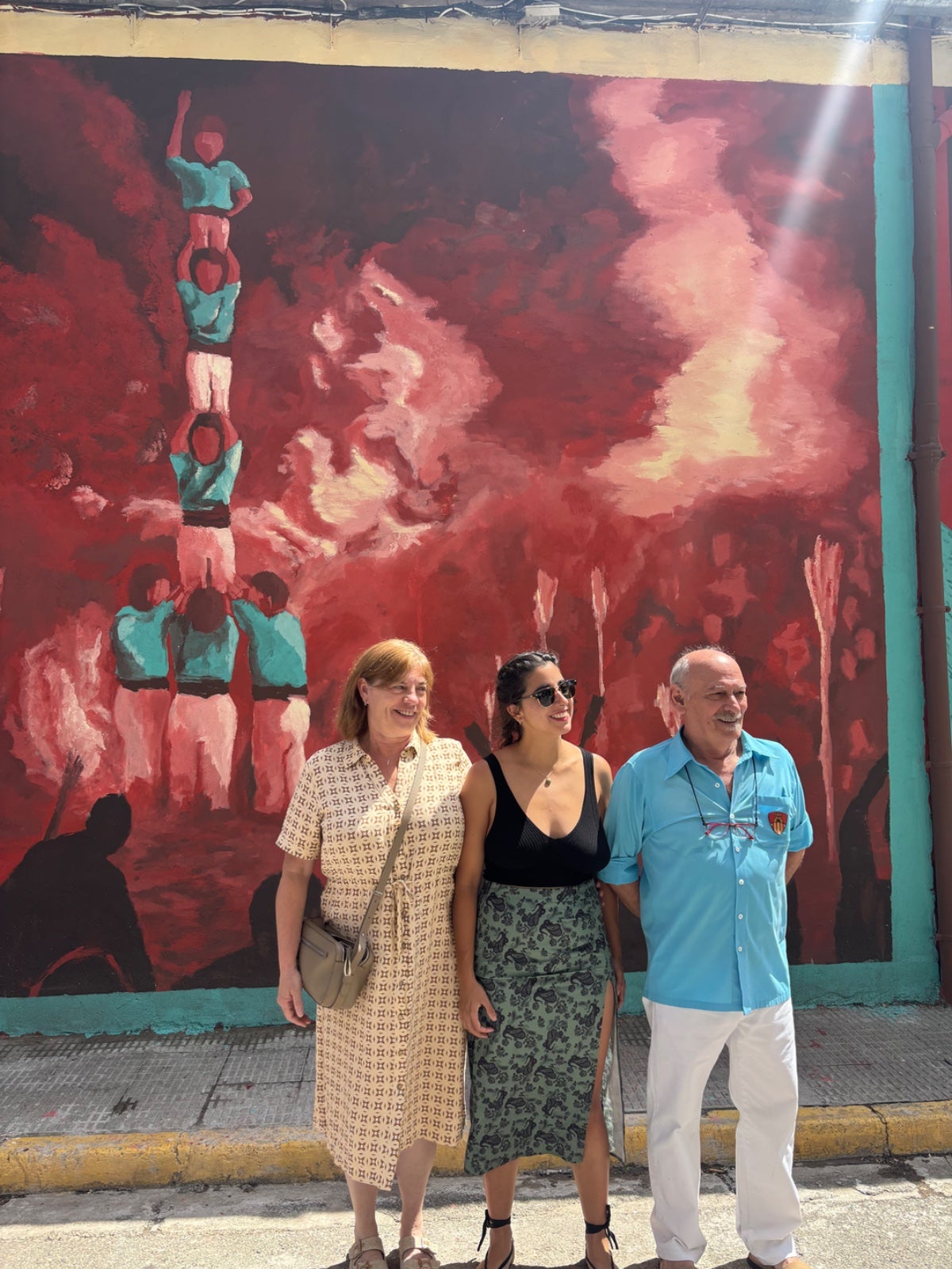 Els Castellers de Terrassa han celebrat els 10 anys d'agermanament amb l'Associació de Fallaires del Pont de Suert. Un centenar de castellers es van desplaçar a la capital ribagorçana la nit de Sant Joan. Una representació dels Castellers de Terrassa va participar en la baixada de falles des del Faro del Pont de Suert, un dels indrets més emblemàtics d'aquesta tradició. Amb l'arribada dels primers fallaires, els Castellers de Terrassa han alçat quatre pilars de rebuda i de reconeixement. En arribar totes les falles, la colla egarenca ha fet una mostra castellera a la Plaça del Mercadal | Castellers de Terrassa