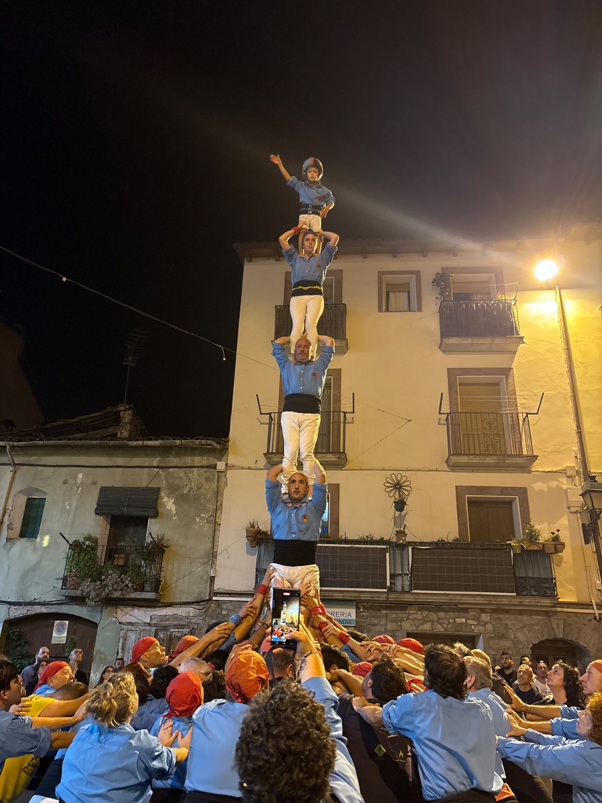 Els Castellers de Terrassa han celebrat els 10 anys d'agermanament amb l'Associació de Fallaires del Pont de Suert. Un centenar de castellers es van desplaçar a la capital ribagorçana la nit de Sant Joan. Una representació dels Castellers de Terrassa va participar en la baixada de falles des del Faro del Pont de Suert, un dels indrets més emblemàtics d'aquesta tradició. Amb l'arribada dels primers fallaires, els Castellers de Terrassa han alçat quatre pilars de rebuda i de reconeixement. En arribar totes les falles, la colla egarenca ha fet una mostra castellera a la Plaça del Mercadal | Castellers de Terrassa