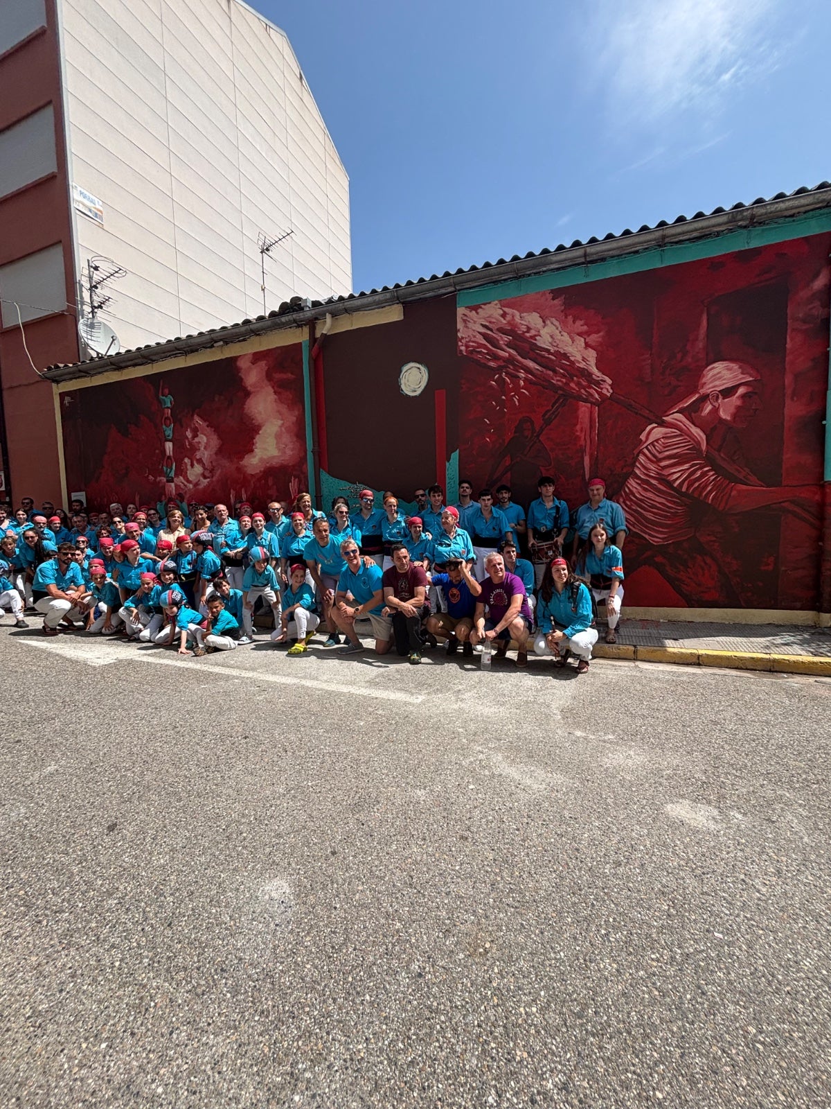 Els Castellers de Terrassa han celebrat els 10 anys d'agermanament amb l'Associació de Fallaires del Pont de Suert. Un centenar de castellers es van desplaçar a la capital ribagorçana la nit de Sant Joan. Una representació dels Castellers de Terrassa va participar en la baixada de falles des del Faro del Pont de Suert, un dels indrets més emblemàtics d'aquesta tradició. Amb l'arribada dels primers fallaires, els Castellers de Terrassa han alçat quatre pilars de rebuda i de reconeixement. En arribar totes les falles, la colla egarenca ha fet una mostra castellera a la Plaça del Mercadal | Castellers de Terrassa
