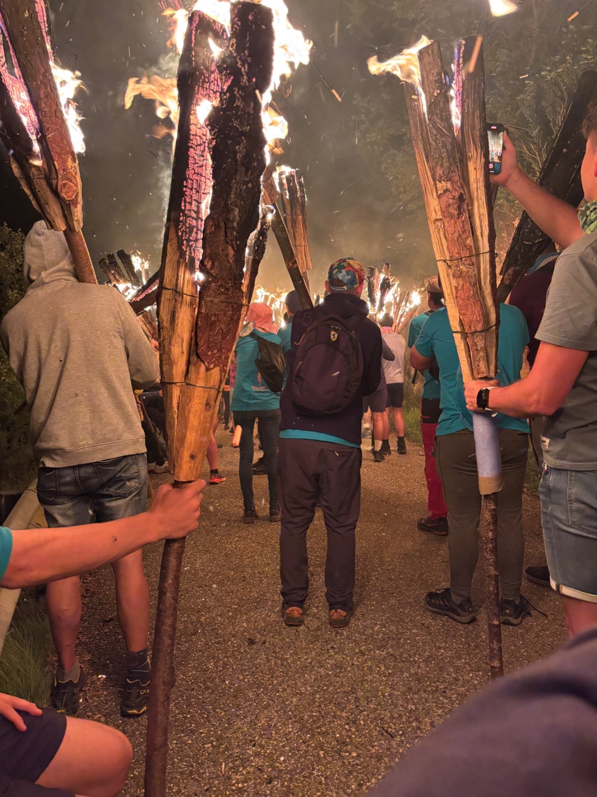 Els Castellers de Terrassa han celebrat els 10 anys d'agermanament amb l'Associació de Fallaires del Pont de Suert. Un centenar de castellers es van desplaçar a la capital ribagorçana la nit de Sant Joan. Una representació dels Castellers de Terrassa va participar en la baixada de falles des del Faro del Pont de Suert, un dels indrets més emblemàtics d'aquesta tradició. Amb l'arribada dels primers fallaires, els Castellers de Terrassa han alçat quatre pilars de rebuda i de reconeixement. En arribar totes les falles, la colla egarenca ha fet una mostra castellera a la Plaça del Mercadal | Castellers de Terrassa