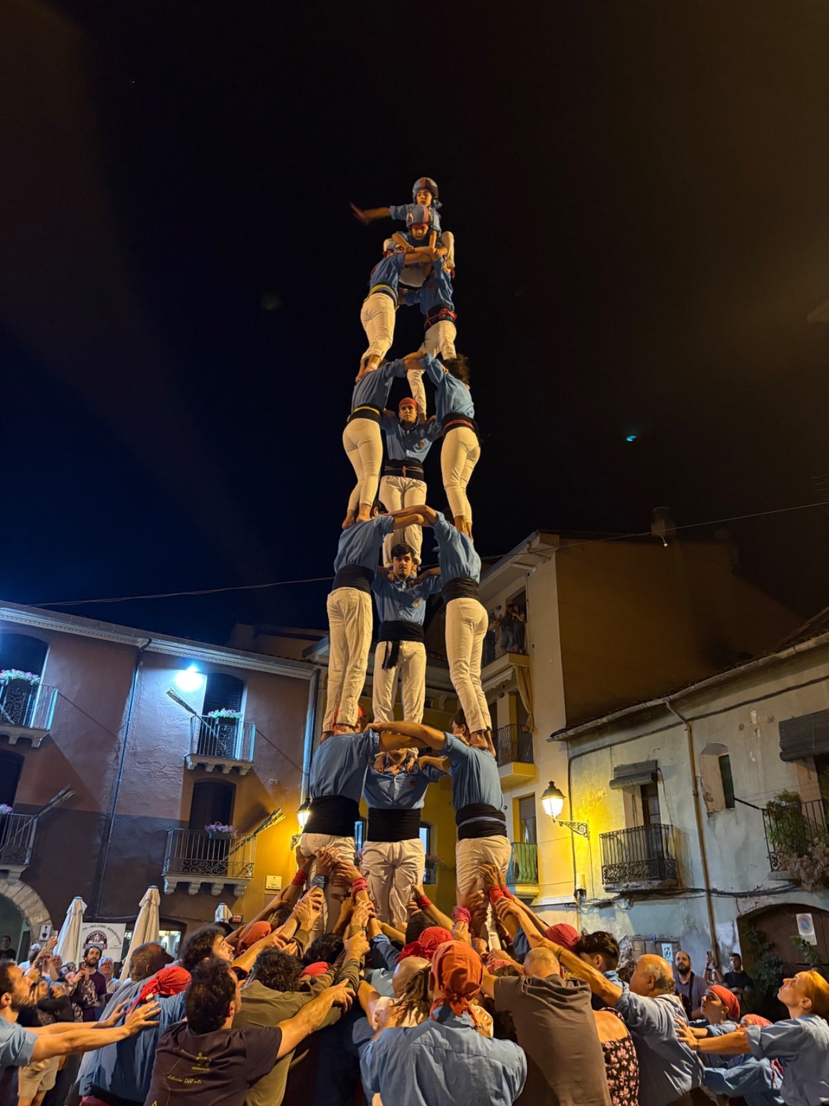 Els Castellers de Terrassa han celebrat els 10 anys d'agermanament amb l'Associació de Fallaires del Pont de Suert. Un centenar de castellers es van desplaçar a la capital ribagorçana la nit de Sant Joan. Una representació dels Castellers de Terrassa va participar en la baixada de falles des del Faro del Pont de Suert, un dels indrets més emblemàtics d'aquesta tradició. Amb l'arribada dels primers fallaires, els Castellers de Terrassa han alçat quatre pilars de rebuda i de reconeixement. En arribar totes les falles, la colla egarenca ha fet una mostra castellera a la Plaça del Mercadal | Castellers de Terrassa