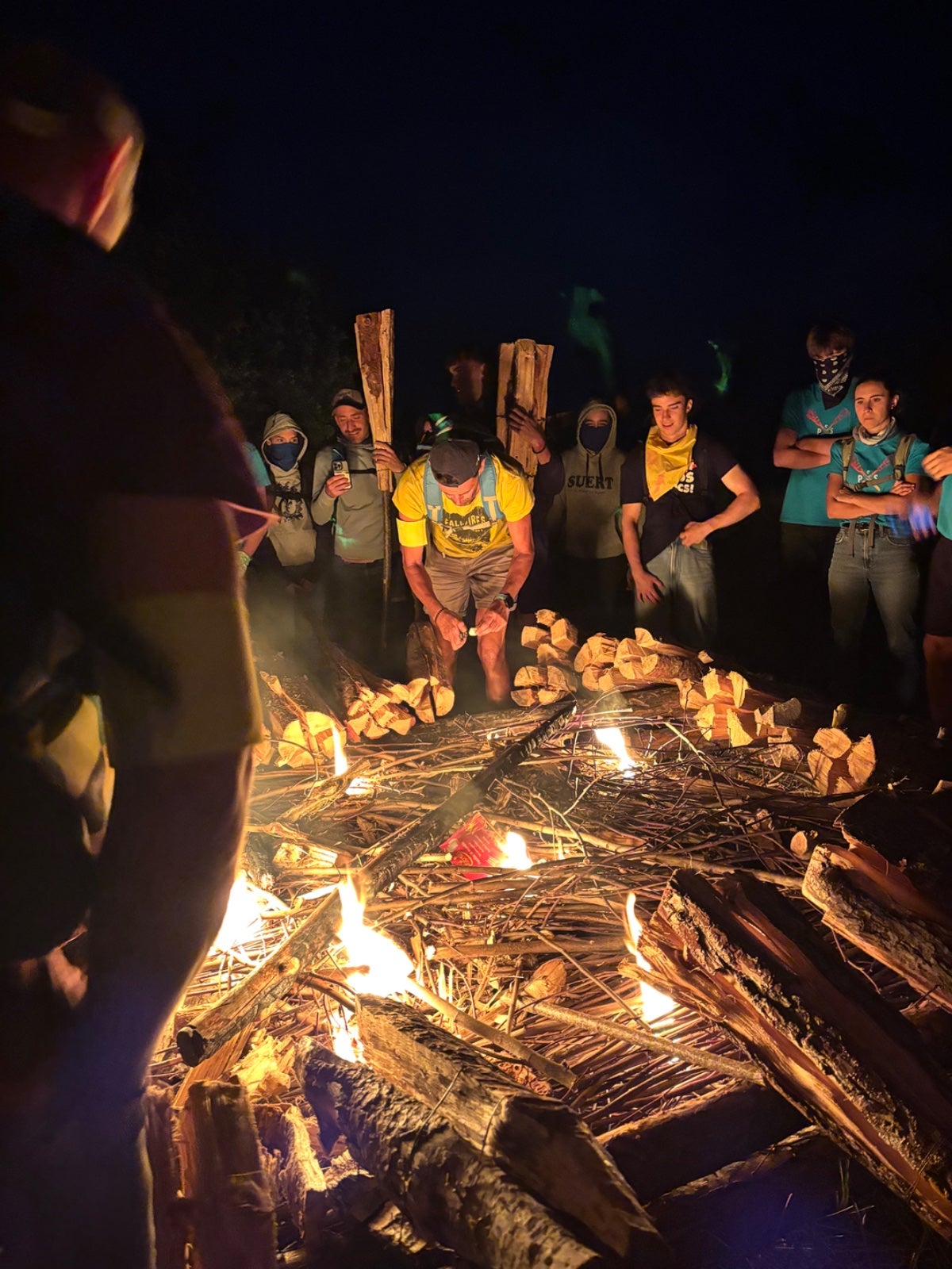 Els Castellers de Terrassa han celebrat els 10 anys d'agermanament amb l'Associació de Fallaires del Pont de Suert. Un centenar de castellers es van desplaçar a la capital ribagorçana la nit de Sant Joan. Una representació dels Castellers de Terrassa va participar en la baixada de falles des del Faro del Pont de Suert, un dels indrets més emblemàtics d'aquesta tradició. Amb l'arribada dels primers fallaires, els Castellers de Terrassa han alçat quatre pilars de rebuda i de reconeixement. En arribar totes les falles, la colla egarenca ha fet una mostra castellera a la Plaça del Mercadal | Castellers de Terrassa