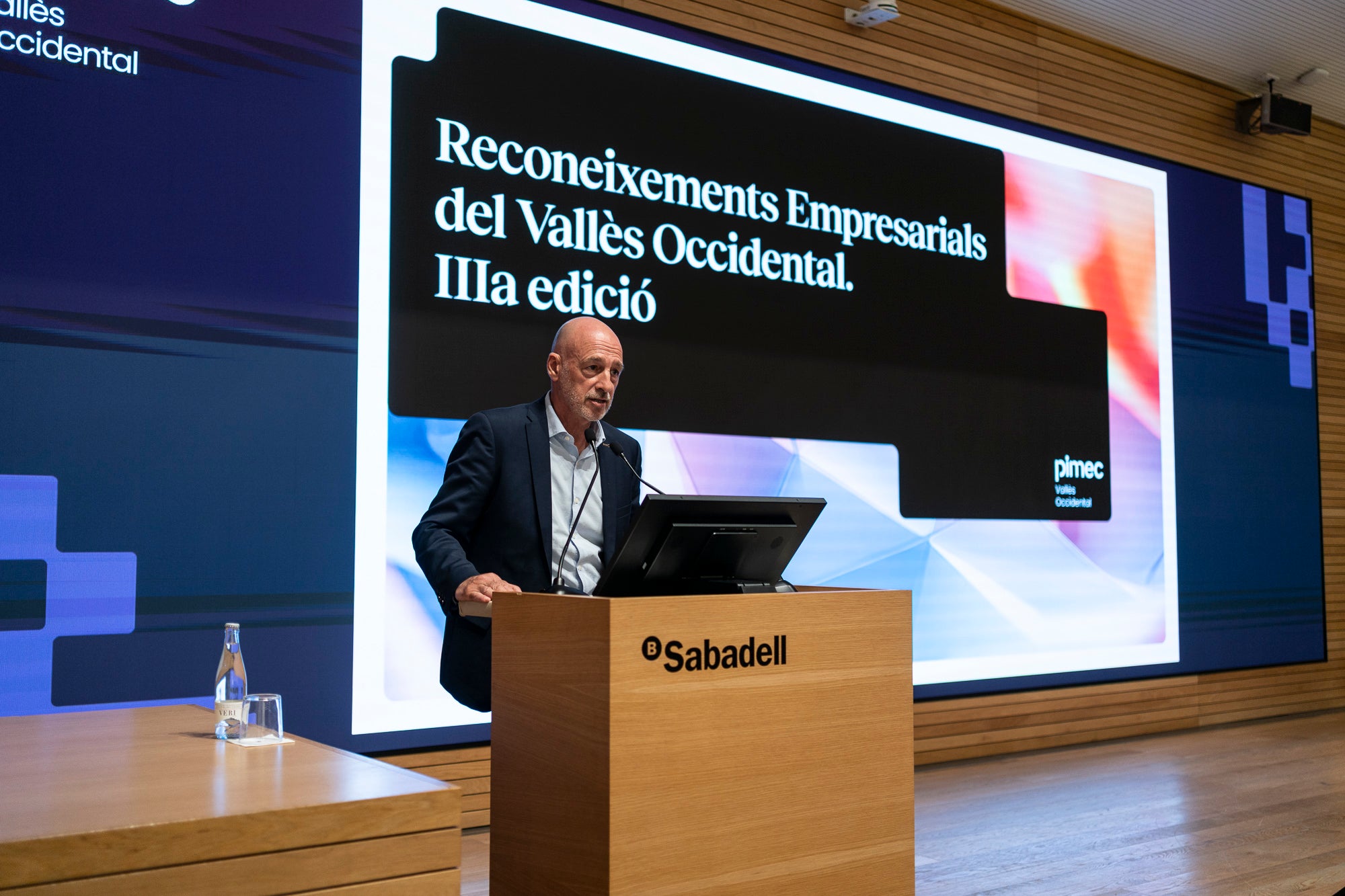 Pimec Vallès Occidental ha distingit set iniciatives empresarials en el marc de la celebració de la tercera edició dels Reconeixements Empresarials del Vallès Occidental. L’acte, celebrat aquest dilluns a Sant Cugat del Vallès, ha guardonat amb el Reconeixement al Comerç – Apassiona’t (Ripollet); Reconeixement a l’Impuls a la Formació Professional i al Talent – Escola Superior de Negocis (Sant Cugat del Vallès); Reconeixement Empresari/ària jove – AloaltoFoods (Cerdanyola del Vallès); Reconeixement Pime innovadora – Robin Hat (Rubí); Reconeixement al Creixement industrial – DC Fine Chemicals (Terrassa); Reconeixement a l’Associacionisme Empresarial – Gremi d’Escoles d’Idiomes de Catalunya (Sabadell); i Reconeixement a la Perspectiva de diversitat, sostenibilitat, seguretat i salut laboral – Lubritec (Barberà del Vallès)