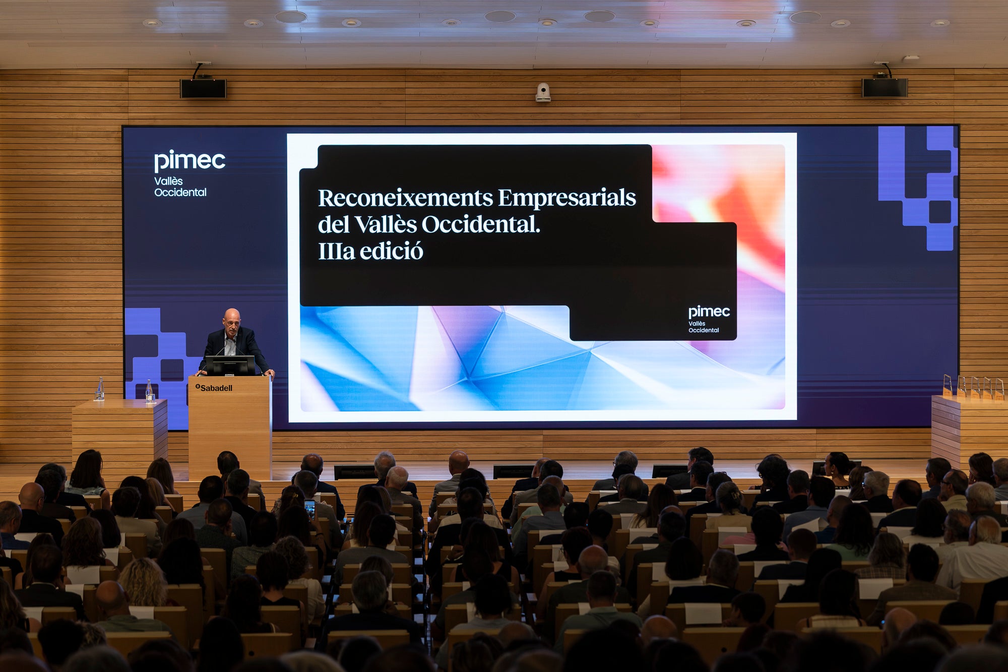 Pimec Vallès Occidental ha distingit set iniciatives empresarials en el marc de la celebració de la tercera edició dels Reconeixements Empresarials del Vallès Occidental. L’acte, celebrat aquest dilluns a Sant Cugat del Vallès, ha guardonat amb el Reconeixement al Comerç – Apassiona’t (Ripollet); Reconeixement a l’Impuls a la Formació Professional i al Talent – Escola Superior de Negocis (Sant Cugat del Vallès); Reconeixement Empresari/ària jove – AloaltoFoods (Cerdanyola del Vallès); Reconeixement Pime innovadora – Robin Hat (Rubí); Reconeixement al Creixement industrial – DC Fine Chemicals (Terrassa); Reconeixement a l’Associacionisme Empresarial – Gremi d’Escoles d’Idiomes de Catalunya (Sabadell); i Reconeixement a la Perspectiva de diversitat, sostenibilitat, seguretat i salut laboral – Lubritec (Barberà del Vallès)