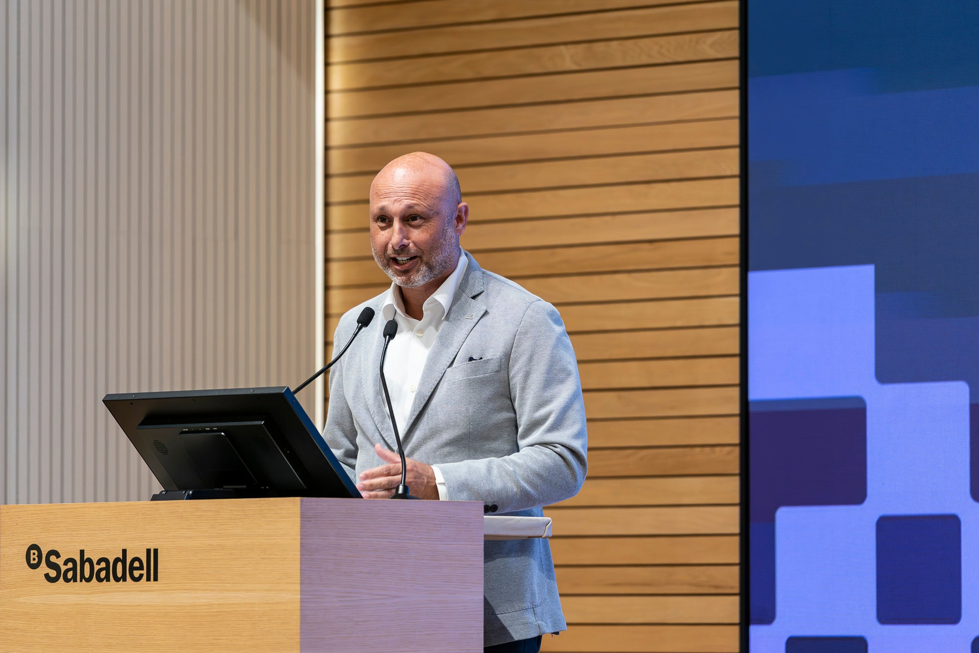 Pimec Vallès Occidental ha distingit set iniciatives empresarials en el marc de la celebració de la tercera edició dels Reconeixements Empresarials del Vallès Occidental. L’acte, celebrat aquest dilluns a Sant Cugat del Vallès, ha guardonat amb el Reconeixement al Comerç – Apassiona’t (Ripollet); Reconeixement a l’Impuls a la Formació Professional i al Talent – Escola Superior de Negocis (Sant Cugat del Vallès); Reconeixement Empresari/ària jove – AloaltoFoods (Cerdanyola del Vallès); Reconeixement Pime innovadora – Robin Hat (Rubí); Reconeixement al Creixement industrial – DC Fine Chemicals (Terrassa); Reconeixement a l’Associacionisme Empresarial – Gremi d’Escoles d’Idiomes de Catalunya (Sabadell); i Reconeixement a la Perspectiva de diversitat, sostenibilitat, seguretat i salut laboral – Lubritec (Barberà del Vallès)