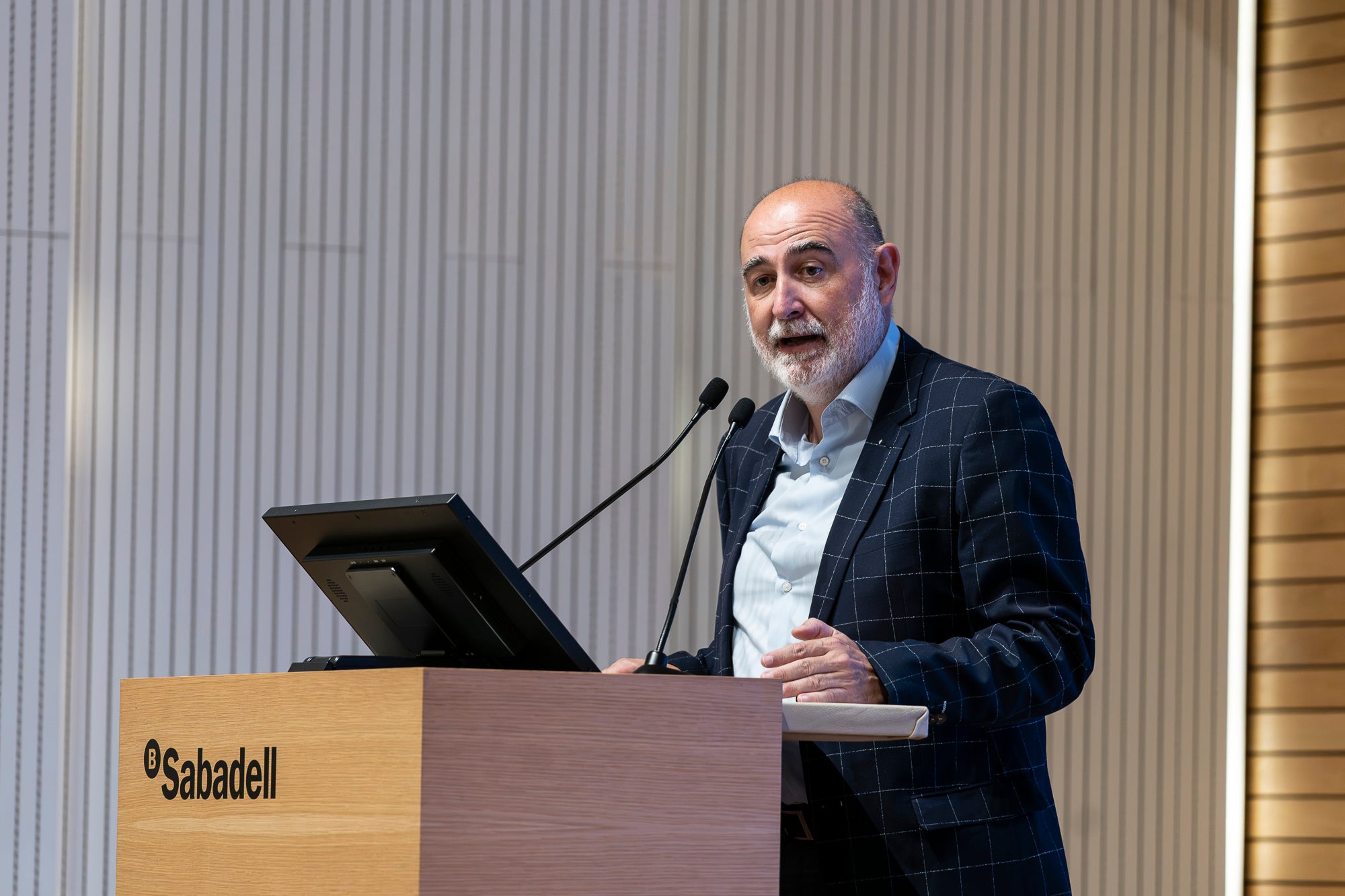 Pimec Vallès Occidental ha distingit set iniciatives empresarials en el marc de la celebració de la tercera edició dels Reconeixements Empresarials del Vallès Occidental. L’acte, celebrat aquest dilluns a Sant Cugat del Vallès, ha guardonat amb el Reconeixement al Comerç – Apassiona’t (Ripollet); Reconeixement a l’Impuls a la Formació Professional i al Talent – Escola Superior de Negocis (Sant Cugat del Vallès); Reconeixement Empresari/ària jove – AloaltoFoods (Cerdanyola del Vallès); Reconeixement Pime innovadora – Robin Hat (Rubí); Reconeixement al Creixement industrial – DC Fine Chemicals (Terrassa); Reconeixement a l’Associacionisme Empresarial – Gremi d’Escoles d’Idiomes de Catalunya (Sabadell); i Reconeixement a la Perspectiva de diversitat, sostenibilitat, seguretat i salut laboral – Lubritec (Barberà del Vallès)