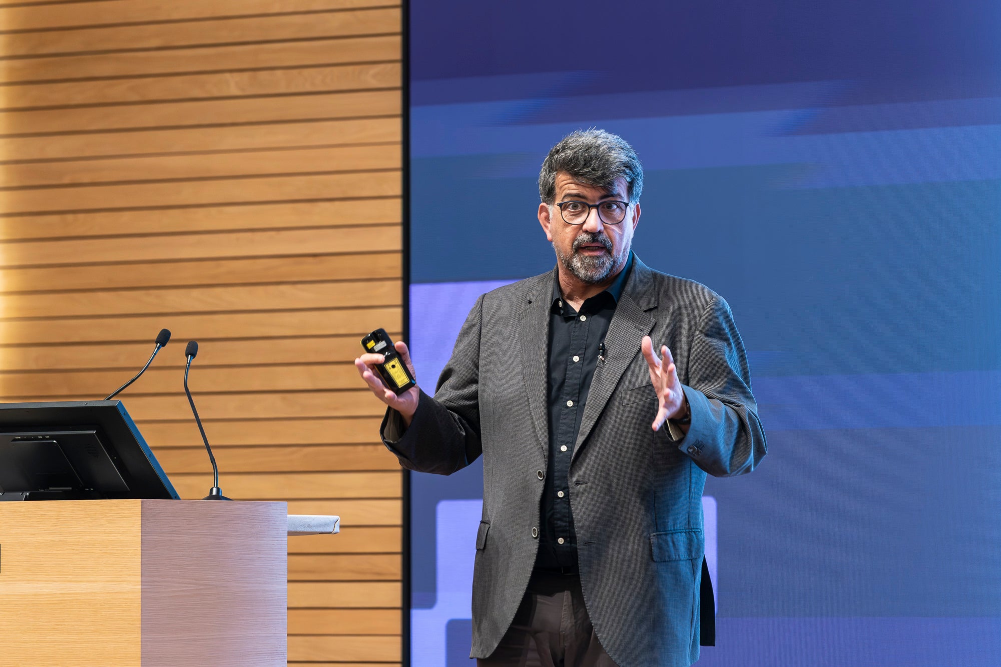 Pimec Vallès Occidental ha distingit set iniciatives empresarials en el marc de la celebració de la tercera edició dels Reconeixements Empresarials del Vallès Occidental. L’acte, celebrat aquest dilluns a Sant Cugat del Vallès, ha guardonat amb el Reconeixement al Comerç – Apassiona’t (Ripollet); Reconeixement a l’Impuls a la Formació Professional i al Talent – Escola Superior de Negocis (Sant Cugat del Vallès); Reconeixement Empresari/ària jove – AloaltoFoods (Cerdanyola del Vallès); Reconeixement Pime innovadora – Robin Hat (Rubí); Reconeixement al Creixement industrial – DC Fine Chemicals (Terrassa); Reconeixement a l’Associacionisme Empresarial – Gremi d’Escoles d’Idiomes de Catalunya (Sabadell); i Reconeixement a la Perspectiva de diversitat, sostenibilitat, seguretat i salut laboral – Lubritec (Barberà del Vallès)