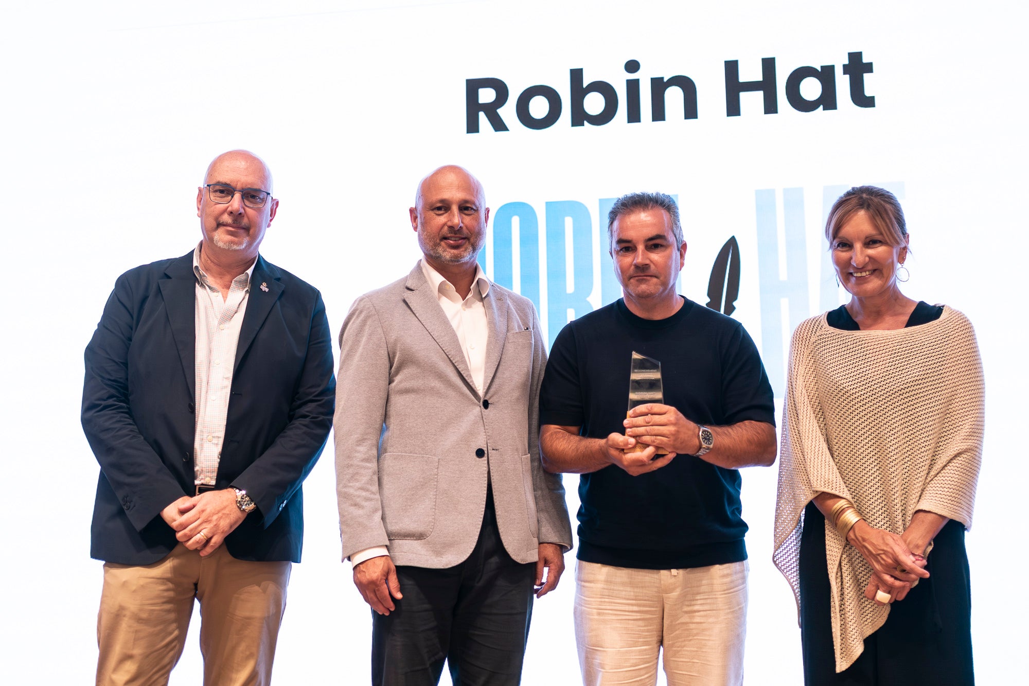 Pimec Vallès Occidental ha distingit set iniciatives empresarials en el marc de la celebració de la tercera edició dels Reconeixements Empresarials del Vallès Occidental. L’acte, celebrat aquest dilluns a Sant Cugat del Vallès, ha guardonat amb el Reconeixement al Comerç – Apassiona’t (Ripollet); Reconeixement a l’Impuls a la Formació Professional i al Talent – Escola Superior de Negocis (Sant Cugat del Vallès); Reconeixement Empresari/ària jove – AloaltoFoods (Cerdanyola del Vallès); Reconeixement Pime innovadora – Robin Hat (Rubí); Reconeixement al Creixement industrial – DC Fine Chemicals (Terrassa); Reconeixement a l’Associacionisme Empresarial – Gremi d’Escoles d’Idiomes de Catalunya (Sabadell); i Reconeixement a la Perspectiva de diversitat, sostenibilitat, seguretat i salut laboral – Lubritec (Barberà del Vallès)