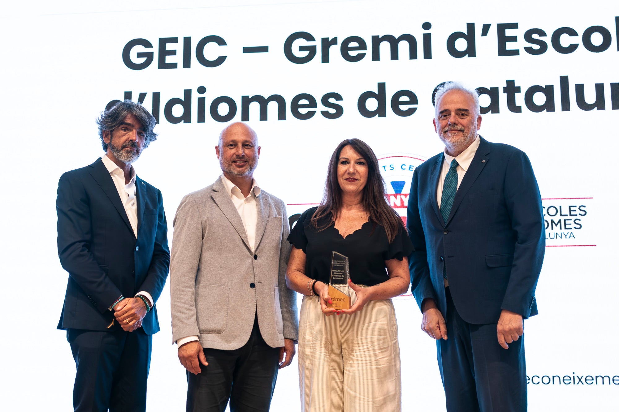 Pimec Vallès Occidental ha distingit set iniciatives empresarials en el marc de la celebració de la tercera edició dels Reconeixements Empresarials del Vallès Occidental. L’acte, celebrat aquest dilluns a Sant Cugat del Vallès, ha guardonat amb el Reconeixement al Comerç – Apassiona’t (Ripollet); Reconeixement a l’Impuls a la Formació Professional i al Talent – Escola Superior de Negocis (Sant Cugat del Vallès); Reconeixement Empresari/ària jove – AloaltoFoods (Cerdanyola del Vallès); Reconeixement Pime innovadora – Robin Hat (Rubí); Reconeixement al Creixement industrial – DC Fine Chemicals (Terrassa); Reconeixement a l’Associacionisme Empresarial – Gremi d’Escoles d’Idiomes de Catalunya (Sabadell); i Reconeixement a la Perspectiva de diversitat, sostenibilitat, seguretat i salut laboral – Lubritec (Barberà del Vallès)