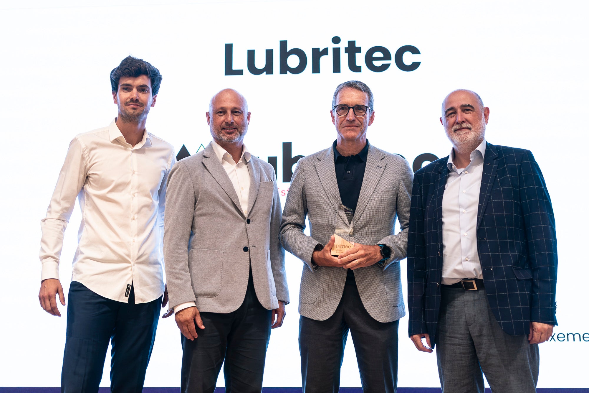 Pimec Vallès Occidental ha distingit set iniciatives empresarials en el marc de la celebració de la tercera edició dels Reconeixements Empresarials del Vallès Occidental. L’acte, celebrat aquest dilluns a Sant Cugat del Vallès, ha guardonat amb el Reconeixement al Comerç – Apassiona’t (Ripollet); Reconeixement a l’Impuls a la Formació Professional i al Talent – Escola Superior de Negocis (Sant Cugat del Vallès); Reconeixement Empresari/ària jove – AloaltoFoods (Cerdanyola del Vallès); Reconeixement Pime innovadora – Robin Hat (Rubí); Reconeixement al Creixement industrial – DC Fine Chemicals (Terrassa); Reconeixement a l’Associacionisme Empresarial – Gremi d’Escoles d’Idiomes de Catalunya (Sabadell); i Reconeixement a la Perspectiva de diversitat, sostenibilitat, seguretat i salut laboral – Lubritec (Barberà del Vallès)