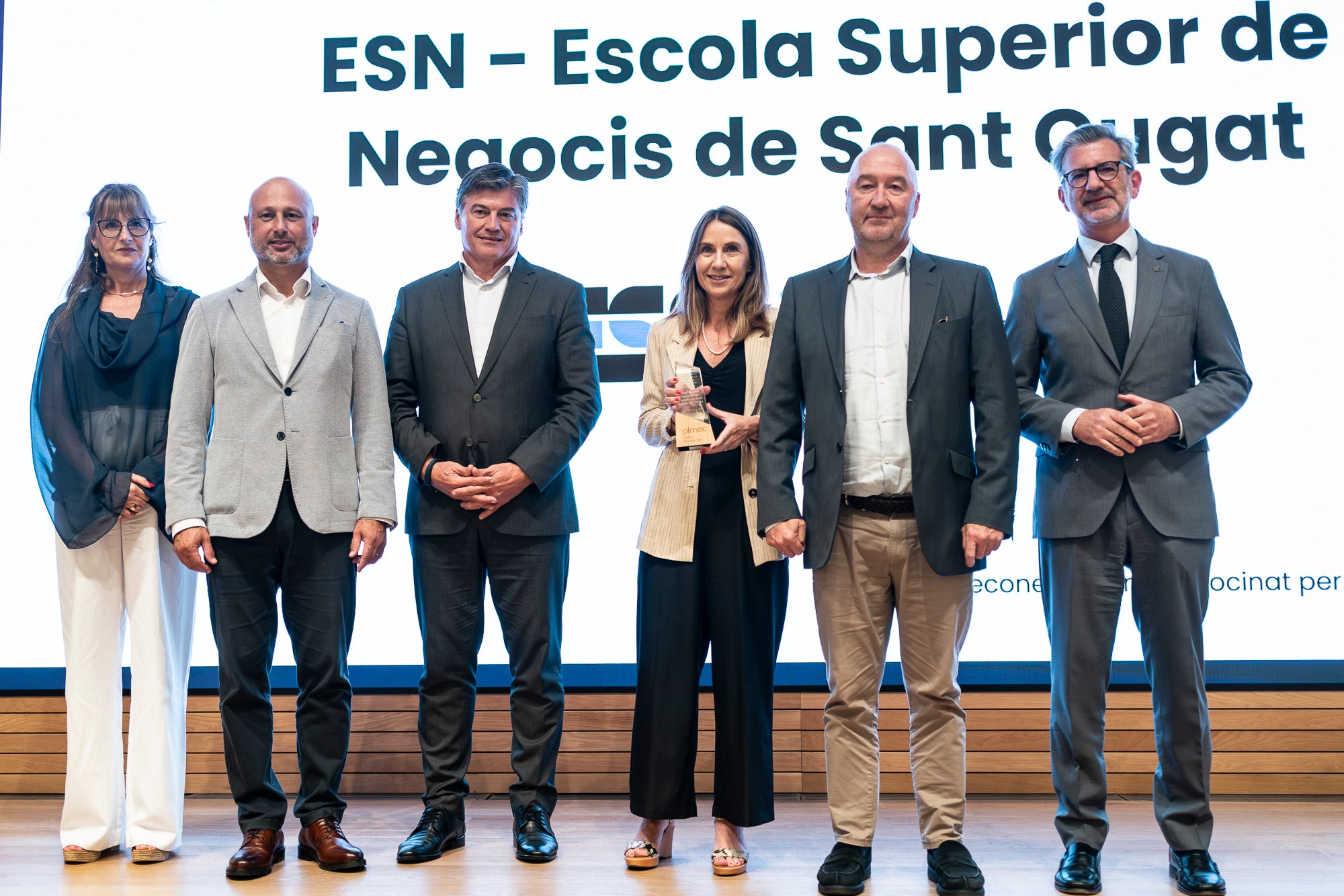 Pimec Vallès Occidental ha distingit set iniciatives empresarials en el marc de la celebració de la tercera edició dels Reconeixements Empresarials del Vallès Occidental. L’acte, celebrat aquest dilluns a Sant Cugat del Vallès, ha guardonat amb el Reconeixement al Comerç – Apassiona’t (Ripollet); Reconeixement a l’Impuls a la Formació Professional i al Talent – Escola Superior de Negocis (Sant Cugat del Vallès); Reconeixement Empresari/ària jove – AloaltoFoods (Cerdanyola del Vallès); Reconeixement Pime innovadora – Robin Hat (Rubí); Reconeixement al Creixement industrial – DC Fine Chemicals (Terrassa); Reconeixement a l’Associacionisme Empresarial – Gremi d’Escoles d’Idiomes de Catalunya (Sabadell); i Reconeixement a la Perspectiva de diversitat, sostenibilitat, seguretat i salut laboral – Lubritec (Barberà del Vallès)