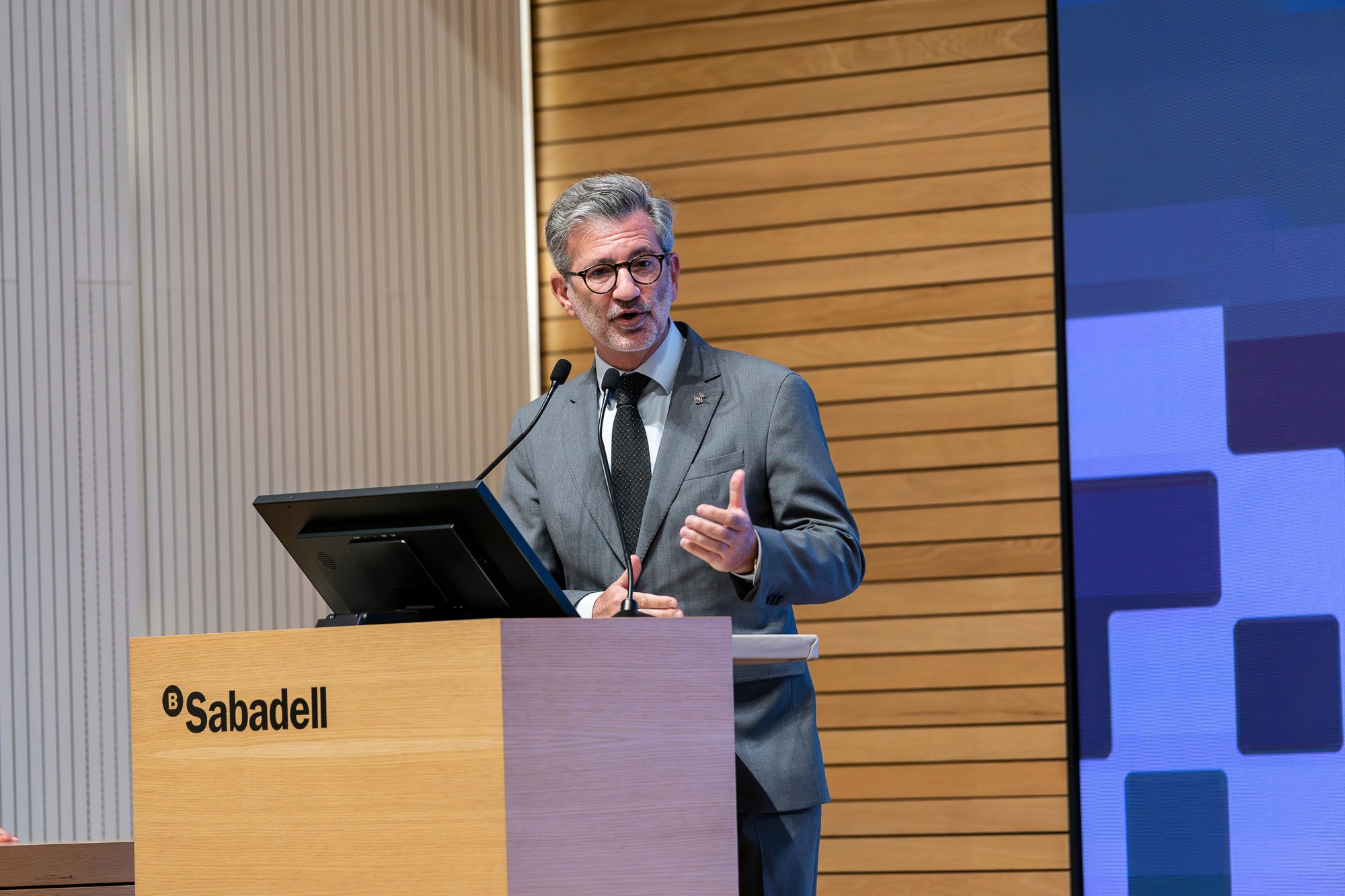 Pimec Vallès Occidental ha distingit set iniciatives empresarials en el marc de la celebració de la tercera edició dels Reconeixements Empresarials del Vallès Occidental. L’acte, celebrat aquest dilluns a Sant Cugat del Vallès, ha guardonat amb el Reconeixement al Comerç – Apassiona’t (Ripollet); Reconeixement a l’Impuls a la Formació Professional i al Talent – Escola Superior de Negocis (Sant Cugat del Vallès); Reconeixement Empresari/ària jove – AloaltoFoods (Cerdanyola del Vallès); Reconeixement Pime innovadora – Robin Hat (Rubí); Reconeixement al Creixement industrial – DC Fine Chemicals (Terrassa); Reconeixement a l’Associacionisme Empresarial – Gremi d’Escoles d’Idiomes de Catalunya (Sabadell); i Reconeixement a la Perspectiva de diversitat, sostenibilitat, seguretat i salut laboral – Lubritec (Barberà del Vallès)