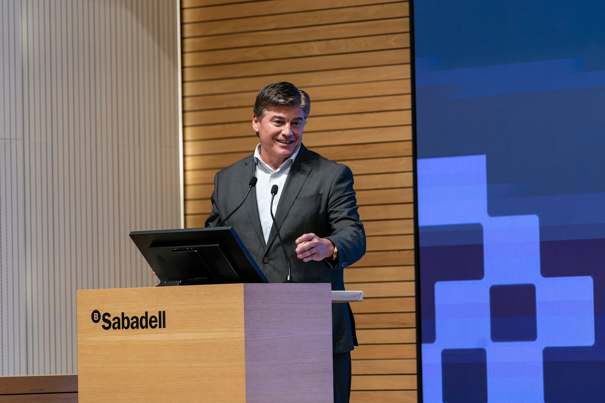 Pimec Vallès Occidental ha distingit set iniciatives empresarials en el marc de la celebració de la tercera edició dels Reconeixements Empresarials del Vallès Occidental. L’acte, celebrat aquest dilluns a Sant Cugat del Vallès, ha guardonat amb el Reconeixement al Comerç – Apassiona’t (Ripollet); Reconeixement a l’Impuls a la Formació Professional i al Talent – Escola Superior de Negocis (Sant Cugat del Vallès); Reconeixement Empresari/ària jove – AloaltoFoods (Cerdanyola del Vallès); Reconeixement Pime innovadora – Robin Hat (Rubí); Reconeixement al Creixement industrial – DC Fine Chemicals (Terrassa); Reconeixement a l’Associacionisme Empresarial – Gremi d’Escoles d’Idiomes de Catalunya (Sabadell); i Reconeixement a la Perspectiva de diversitat, sostenibilitat, seguretat i salut laboral – Lubritec (Barberà del Vallès)