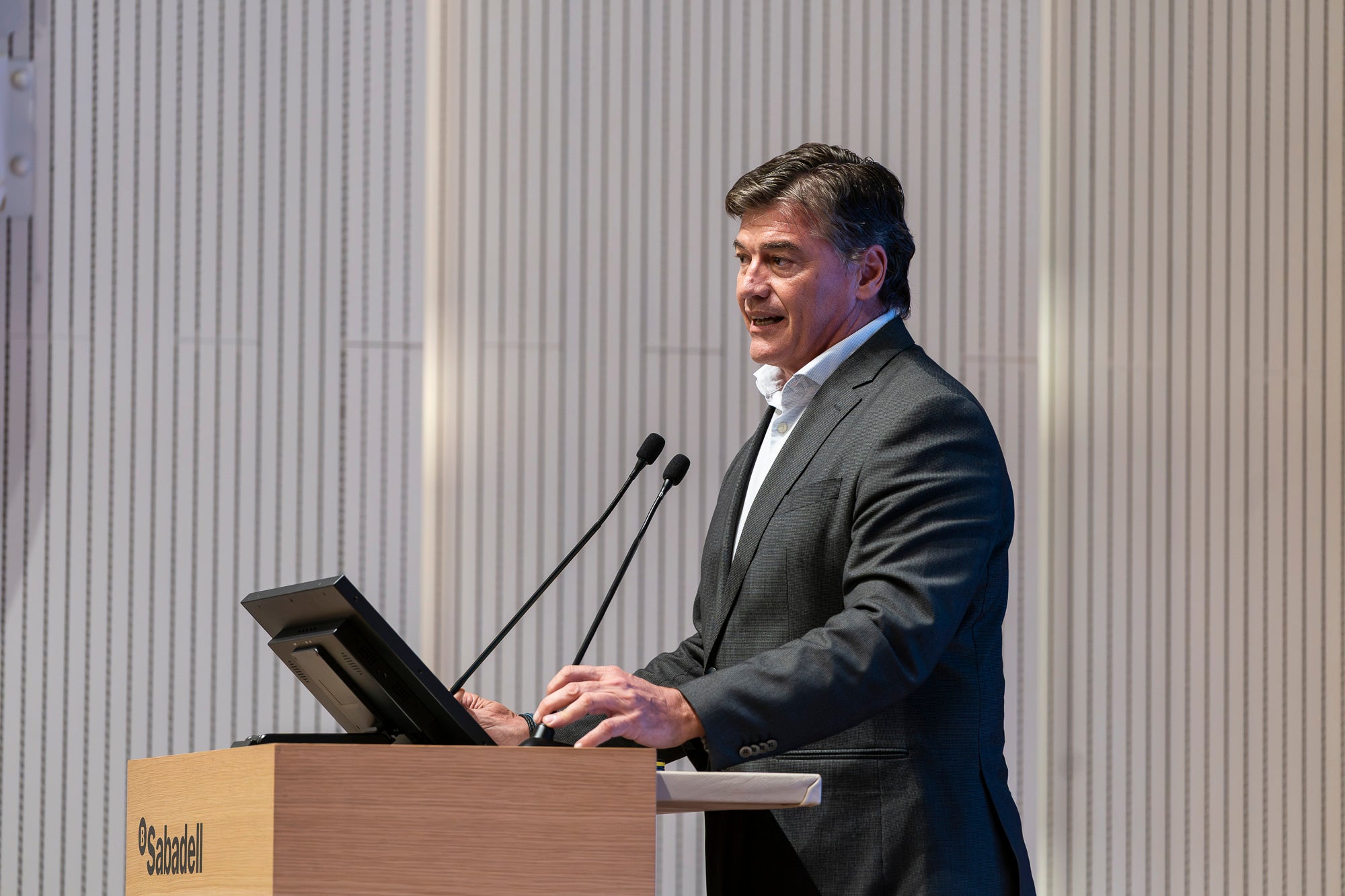 Pimec Vallès Occidental ha distingit set iniciatives empresarials en el marc de la celebració de la tercera edició dels Reconeixements Empresarials del Vallès Occidental. L’acte, celebrat aquest dilluns a Sant Cugat del Vallès, ha guardonat amb el Reconeixement al Comerç – Apassiona’t (Ripollet); Reconeixement a l’Impuls a la Formació Professional i al Talent – Escola Superior de Negocis (Sant Cugat del Vallès); Reconeixement Empresari/ària jove – AloaltoFoods (Cerdanyola del Vallès); Reconeixement Pime innovadora – Robin Hat (Rubí); Reconeixement al Creixement industrial – DC Fine Chemicals (Terrassa); Reconeixement a l’Associacionisme Empresarial – Gremi d’Escoles d’Idiomes de Catalunya (Sabadell); i Reconeixement a la Perspectiva de diversitat, sostenibilitat, seguretat i salut laboral – Lubritec (Barberà del Vallès)