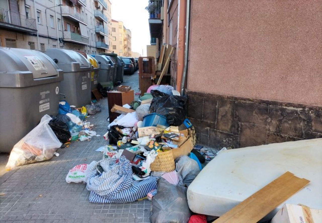 Vertido incontrolado por parte de una empresa de vaciado de pisos | Ay. Terrassa