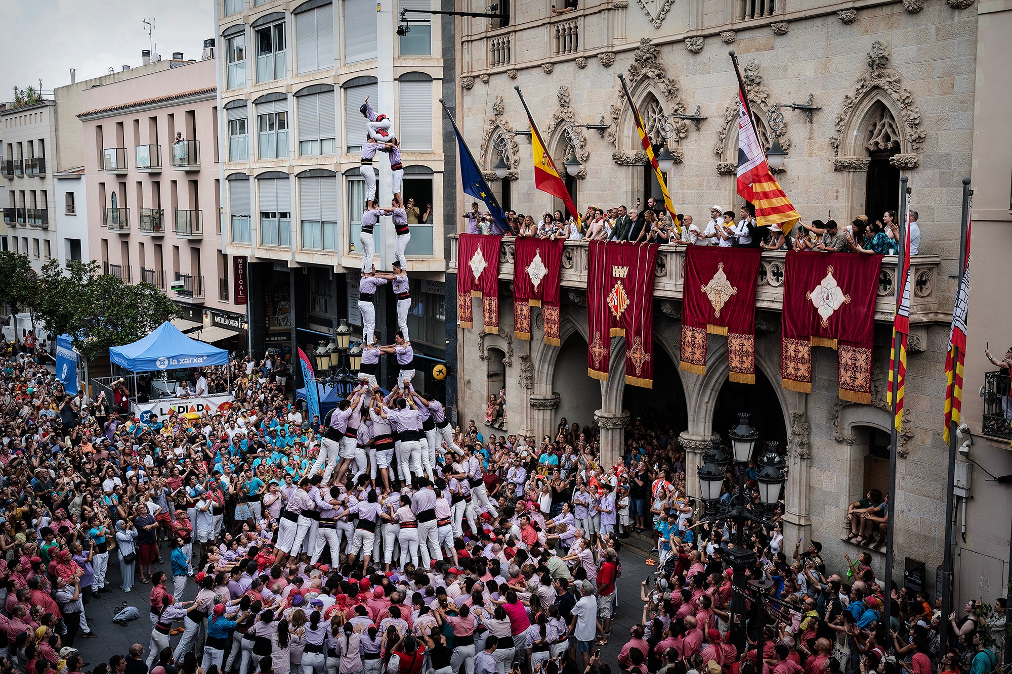 2 de 9 amb folre i manilles descarregat pels Minyons de Terrassa durant la Diada Castellera de Festa Major | Mireia Comas