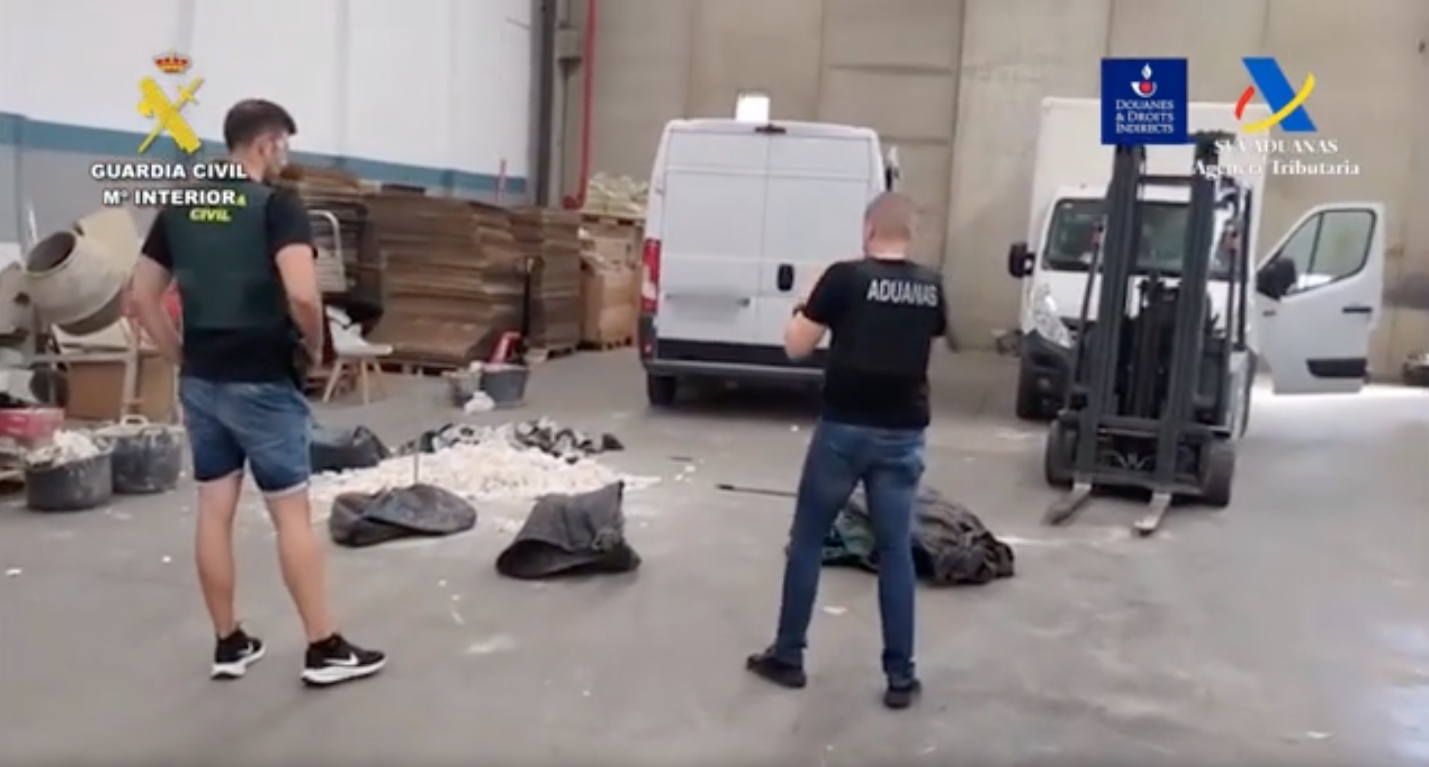 Imatges de l'operatiu de la Guàrdia Civil a una de les naus industrials intervingudes | Guàrdia Civil
