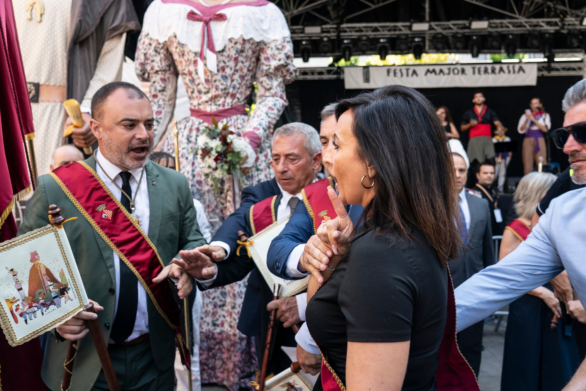 Enfrontaments verbals durant el Ball de Plaça entre els representants de Vox, l'alcalde Jordi Ballart i els regidors de l'equip de govern Xavier Cardona i Lluïsa Melgares | Mireia Comas