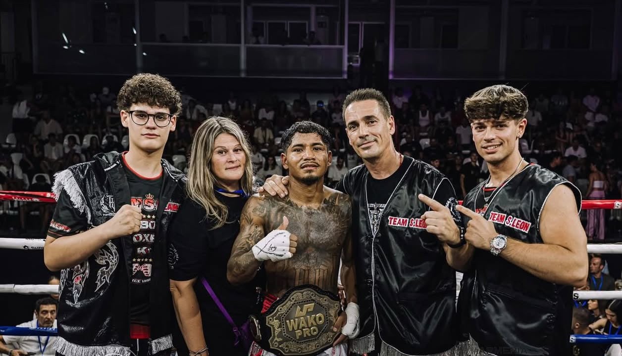 Dostin Ortíz en el medio, con miembros del Team Leon de Terrassa / IG Team Leon
