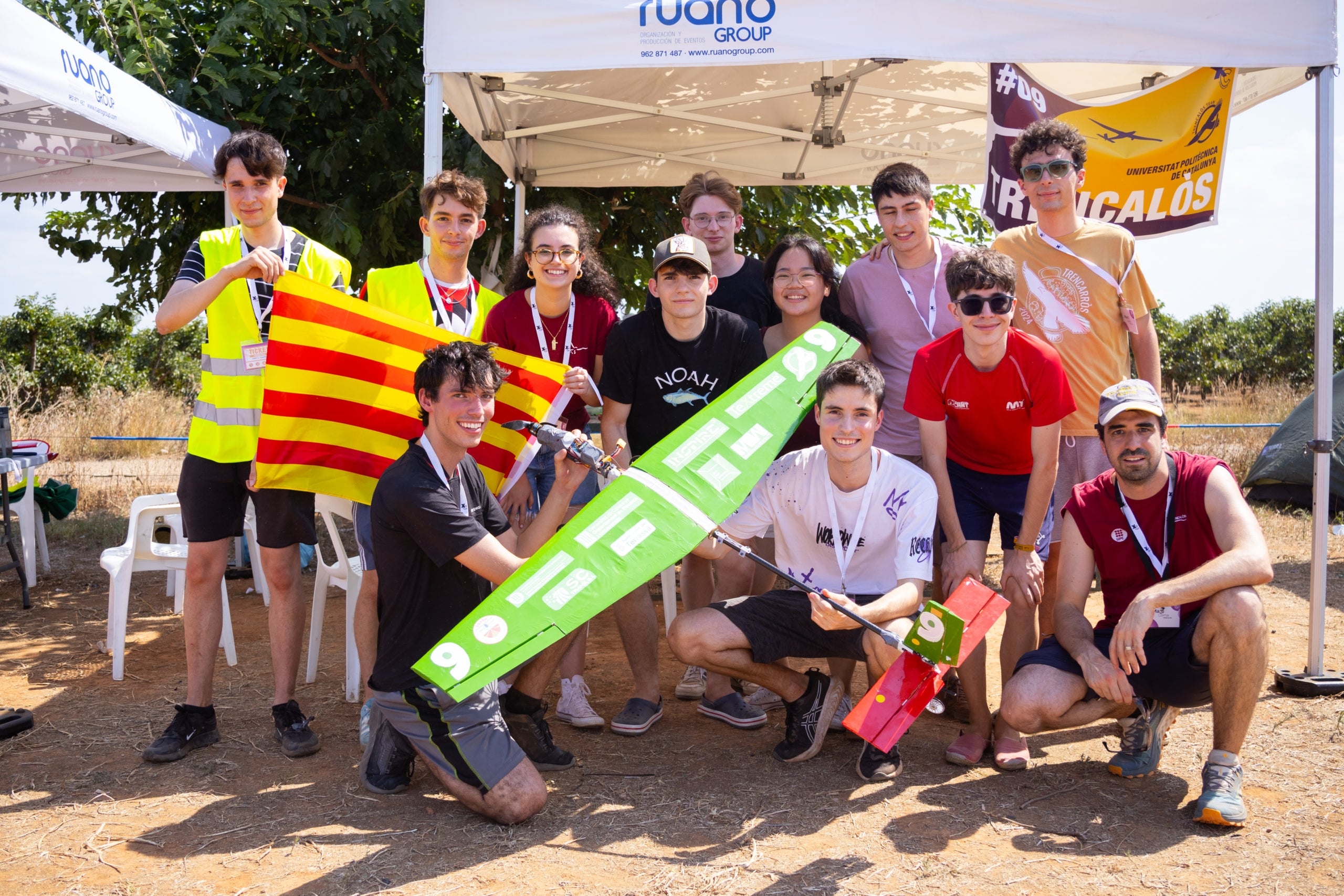 El Trencalòs Team, format per 13 estudiants de l'ESEIAAT, ha assolit un tercer lloc amb un avió dissenyat i construït per ells mateixos | UPC

