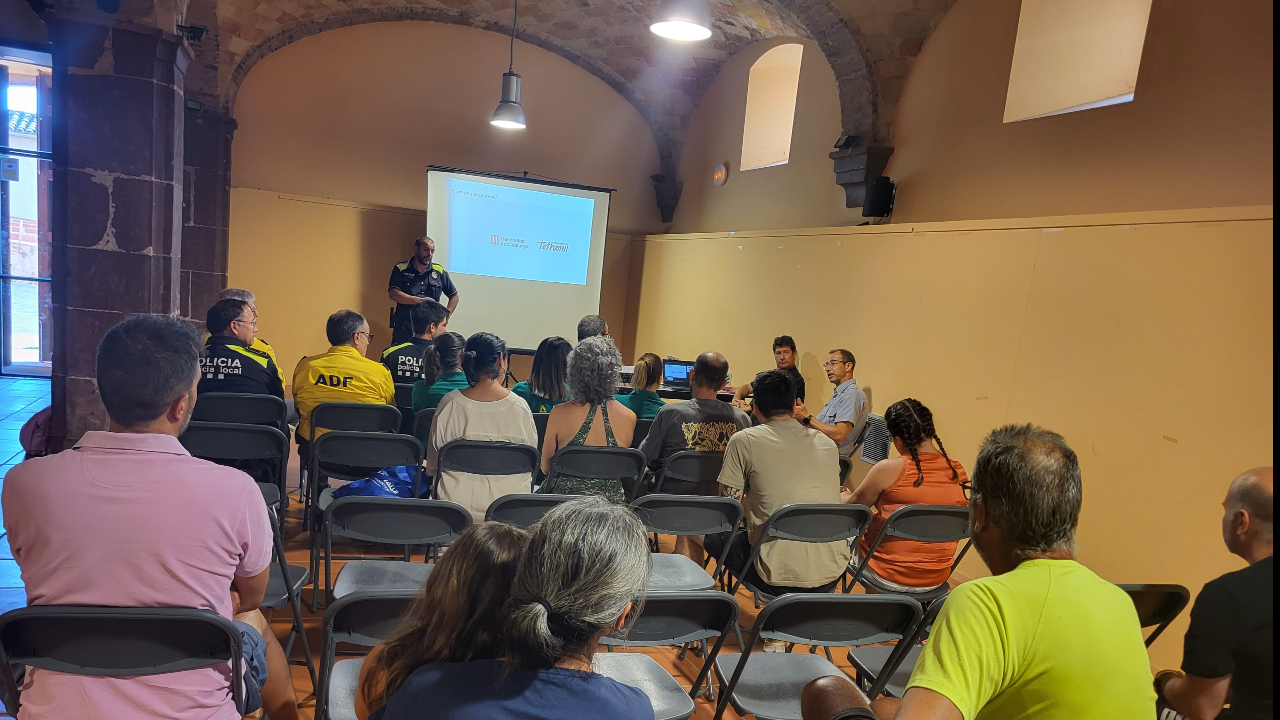 Reunió per explicar consells d'autoprotecció als veïns d'urbanitzacions de Vacarisses | Gencat