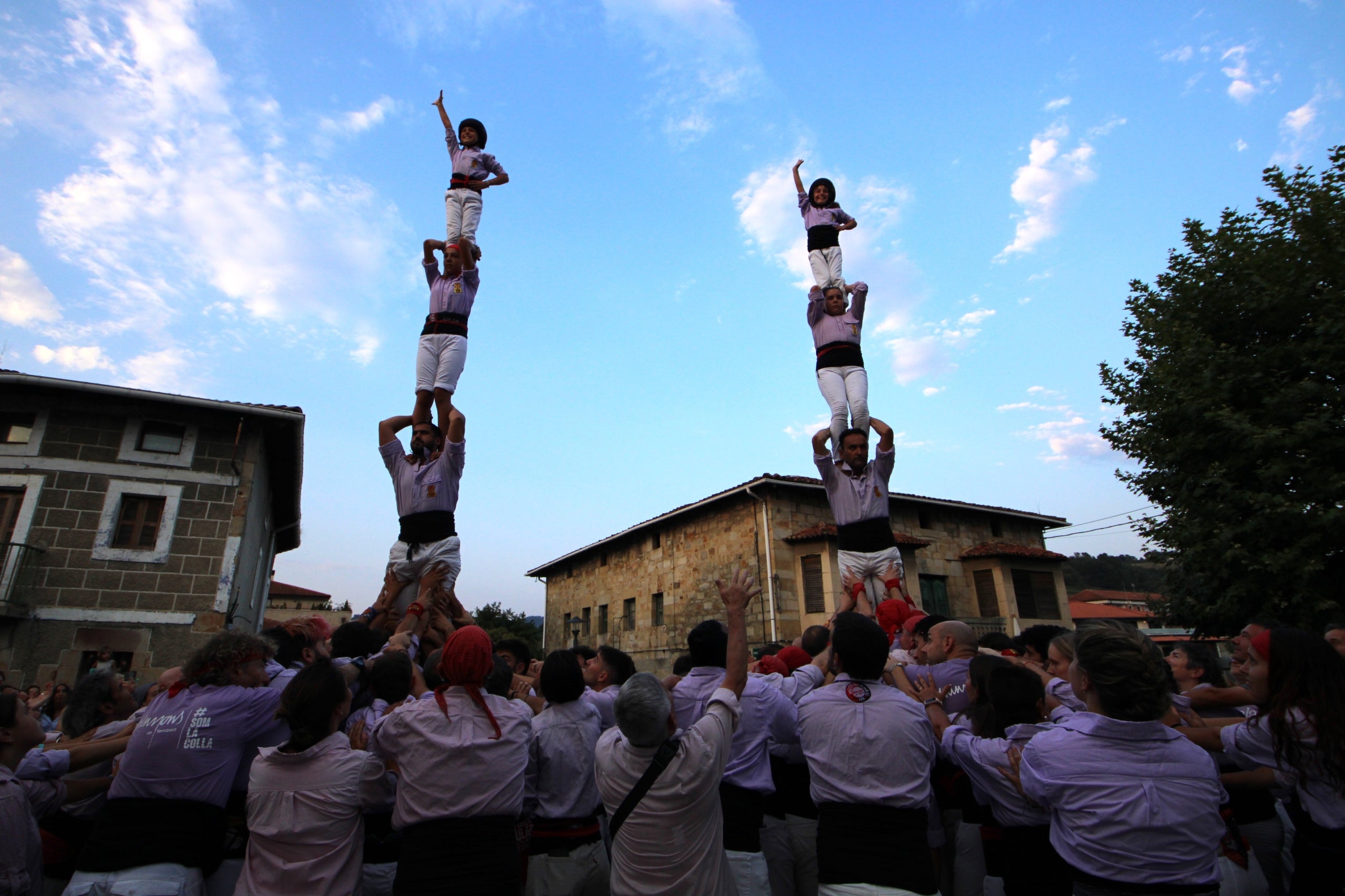 Els Minyons de Terrassa es van desplaçar aquest cap de setmana al País Basc, on van participar en les festes de Larrabetzu i Laudio. Divendres a Larrabetzu, els Minyons van descarregar el 3 de 7, el 5 de 7, el 4 de 8, el 4 de 7 amb el pilar, el 4 de 7 i un vano de 5. Dissabte va ser el torn de Laudio, on van fer 2 pilars de 4, el 3 de 7, el 4 de 8, el 4 de 7 amb el pilar, el 5 de 7 i el vano de 5. D'aquesta manera, els de Cal Reig han iniciat el segon tram de la temporada, que durà fins a la diada de la Colla el 16 de novembre. El primer assaig a Terrassa dels malves serà el dimecres 20 d'agost i la pròxima actuació el diumenge 24 a Lloret de Mar | Minyons de Terrassa