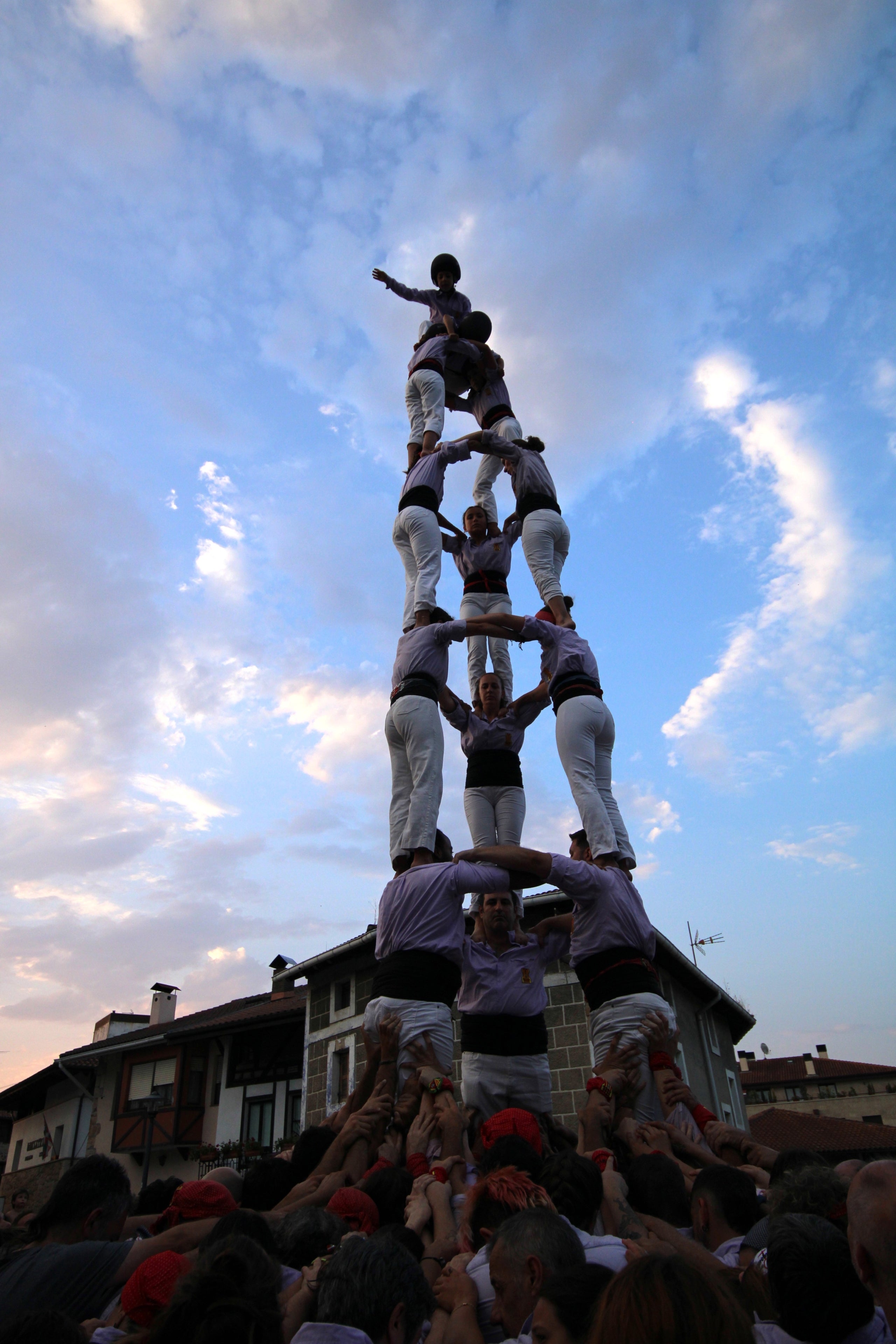 Els Minyons de Terrassa es van desplaçar aquest cap de setmana al País Basc, on van participar en les festes de Larrabetzu i Laudio. Divendres a Larrabetzu, els Minyons van descarregar el 3 de 7, el 5 de 7, el 4 de 8, el 4 de 7 amb el pilar, el 4 de 7 i un vano de 5. Dissabte va ser el torn de Laudio, on van fer 2 pilars de 4, el 3 de 7, el 4 de 8, el 4 de 7 amb el pilar, el 5 de 7 i el vano de 5. D'aquesta manera, els de Cal Reig han iniciat el segon tram de la temporada, que durà fins a la diada de la Colla el 16 de novembre. El primer assaig a Terrassa dels malves serà el dimecres 20 d'agost i la pròxima actuació el diumenge 24 a Lloret de Mar | Minyons de Terrassa