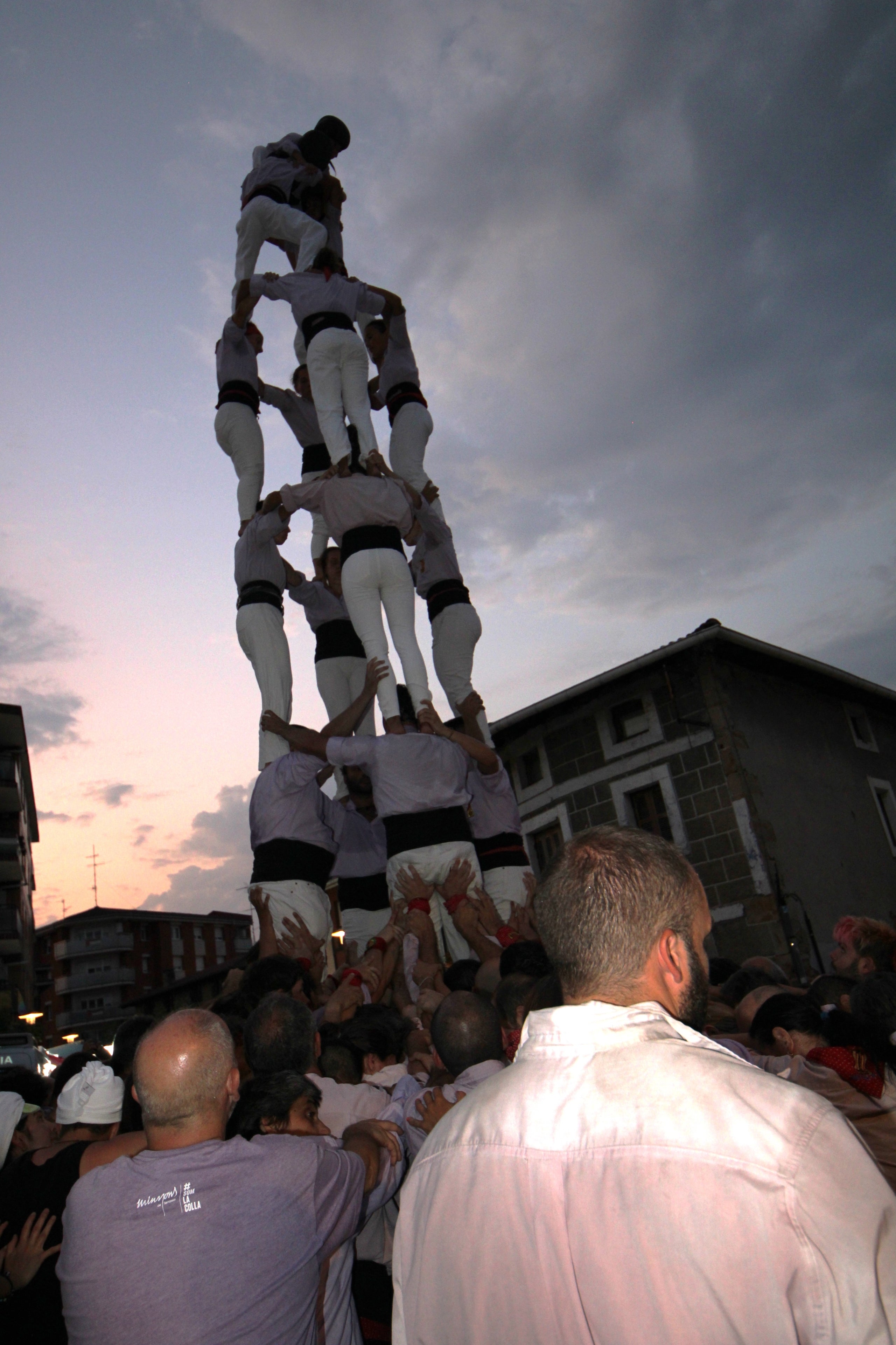 Els Minyons de Terrassa es van desplaçar aquest cap de setmana al País Basc, on van participar en les festes de Larrabetzu i Laudio. Divendres a Larrabetzu, els Minyons van descarregar el 3 de 7, el 5 de 7, el 4 de 8, el 4 de 7 amb el pilar, el 4 de 7 i un vano de 5. Dissabte va ser el torn de Laudio, on van fer 2 pilars de 4, el 3 de 7, el 4 de 8, el 4 de 7 amb el pilar, el 5 de 7 i el vano de 5. D'aquesta manera, els de Cal Reig han iniciat el segon tram de la temporada, que durà fins a la diada de la Colla el 16 de novembre. El primer assaig a Terrassa dels malves serà el dimecres 20 d'agost i la pròxima actuació el diumenge 24 a Lloret de Mar | Minyons de Terrassa