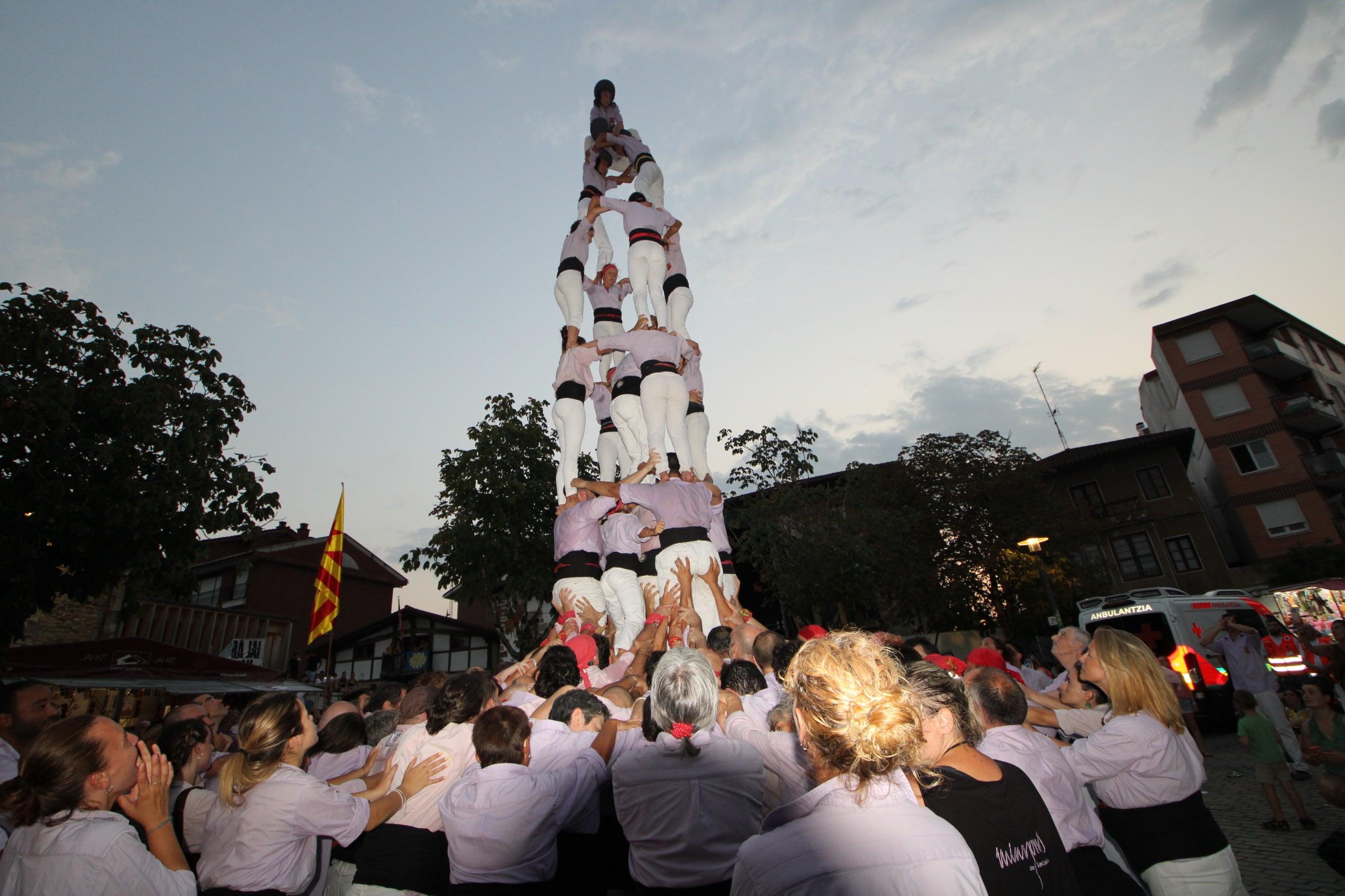 Els Minyons de Terrassa es van desplaçar aquest cap de setmana al País Basc, on van participar en les festes de Larrabetzu i Laudio. Divendres a Larrabetzu, els Minyons van descarregar el 3 de 7, el 5 de 7, el 4 de 8, el 4 de 7 amb el pilar, el 4 de 7 i un vano de 5. Dissabte va ser el torn de Laudio, on van fer 2 pilars de 4, el 3 de 7, el 4 de 8, el 4 de 7 amb el pilar, el 5 de 7 i el vano de 5. D'aquesta manera, els de Cal Reig han iniciat el segon tram de la temporada, que durà fins a la diada de la Colla el 16 de novembre. El primer assaig a Terrassa dels malves serà el dimecres 20 d'agost i la pròxima actuació el diumenge 24 a Lloret de Mar | Minyons de Terrassa