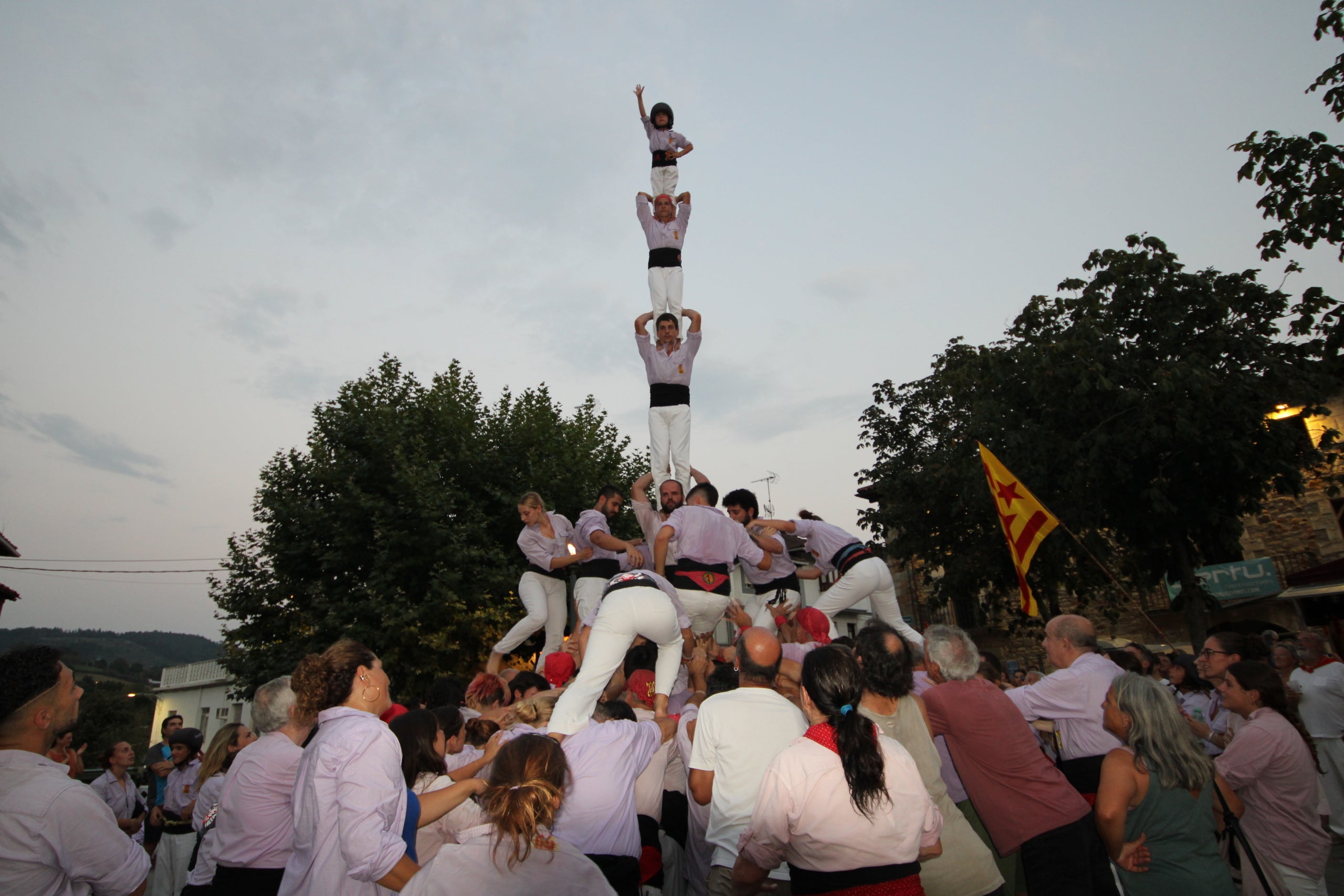 Els Minyons de Terrassa es van desplaçar aquest cap de setmana al País Basc, on van participar en les festes de Larrabetzu i Laudio. Divendres a Larrabetzu, els Minyons van descarregar el 3 de 7, el 5 de 7, el 4 de 8, el 4 de 7 amb el pilar, el 4 de 7 i un vano de 5. Dissabte va ser el torn de Laudio, on van fer 2 pilars de 4, el 3 de 7, el 4 de 8, el 4 de 7 amb el pilar, el 5 de 7 i el vano de 5. D'aquesta manera, els de Cal Reig han iniciat el segon tram de la temporada, que durà fins a la diada de la Colla el 16 de novembre. El primer assaig a Terrassa dels malves serà el dimecres 20 d'agost i la pròxima actuació el diumenge 24 a Lloret de Mar | Minyons de Terrassa