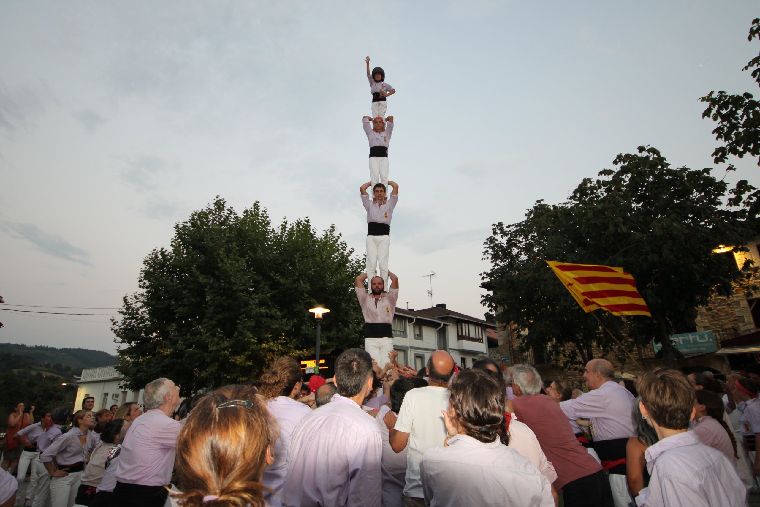 Els Minyons de Terrassa es van desplaçar aquest cap de setmana al País Basc, on van participar en les festes de Larrabetzu i Laudio. Divendres a Larrabetzu, els Minyons van descarregar el 3 de 7, el 5 de 7, el 4 de 8, el 4 de 7 amb el pilar, el 4 de 7 i un vano de 5. Dissabte va ser el torn de Laudio, on van fer 2 pilars de 4, el 3 de 7, el 4 de 8, el 4 de 7 amb el pilar, el 5 de 7 i el vano de 5. D'aquesta manera, els de Cal Reig han iniciat el segon tram de la temporada, que durà fins a la diada de la Colla el 16 de novembre. El primer assaig a Terrassa dels malves serà el dimecres 20 d'agost i la pròxima actuació el diumenge 24 a Lloret de Mar | Minyons de Terrassa