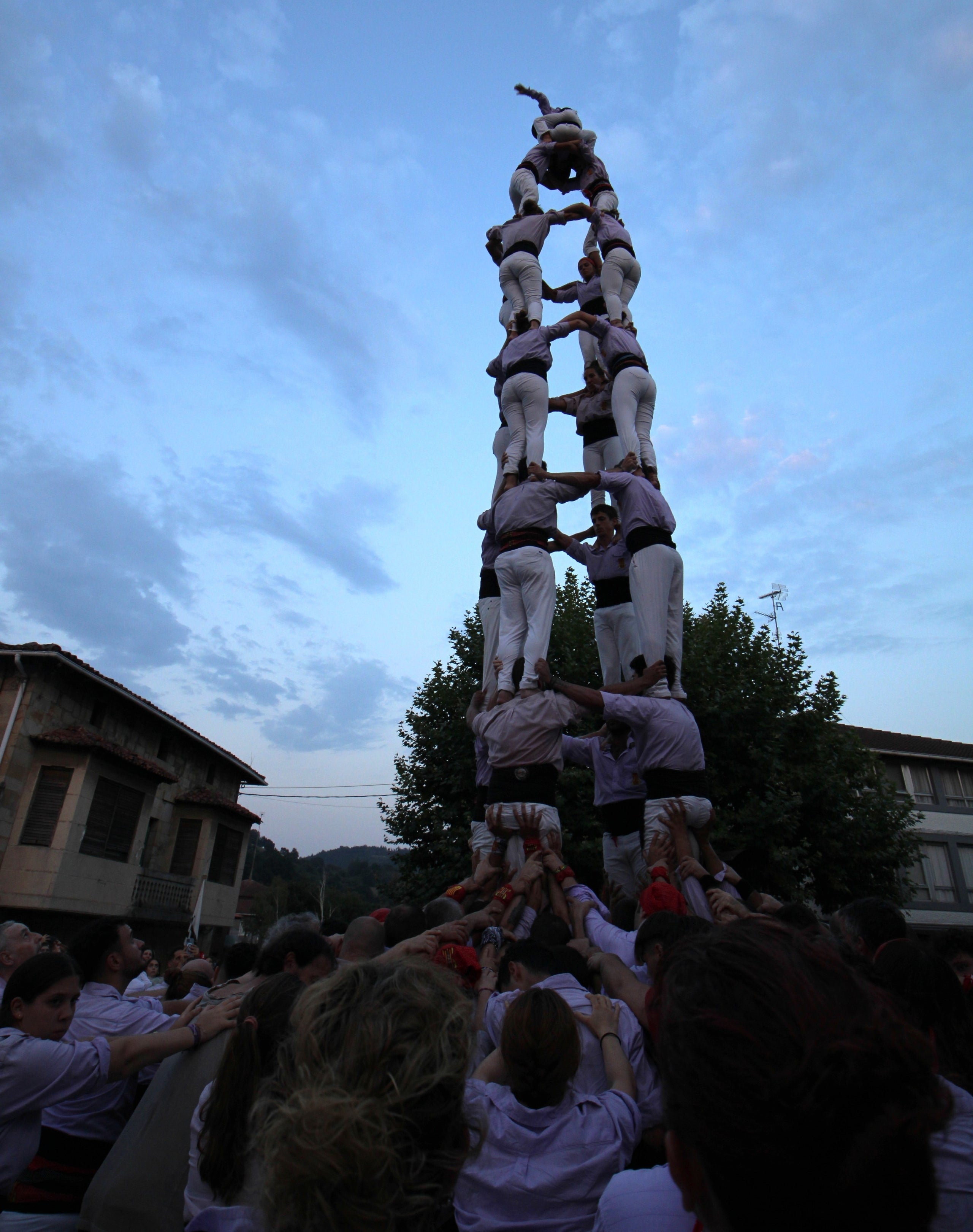 Els Minyons de Terrassa es van desplaçar aquest cap de setmana al País Basc, on van participar en les festes de Larrabetzu i Laudio. Divendres a Larrabetzu, els Minyons van descarregar el 3 de 7, el 5 de 7, el 4 de 8, el 4 de 7 amb el pilar, el 4 de 7 i un vano de 5. Dissabte va ser el torn de Laudio, on van fer 2 pilars de 4, el 3 de 7, el 4 de 8, el 4 de 7 amb el pilar, el 5 de 7 i el vano de 5. D'aquesta manera, els de Cal Reig han iniciat el segon tram de la temporada, que durà fins a la diada de la Colla el 16 de novembre. El primer assaig a Terrassa dels malves serà el dimecres 20 d'agost i la pròxima actuació el diumenge 24 a Lloret de Mar | Minyons de Terrassa