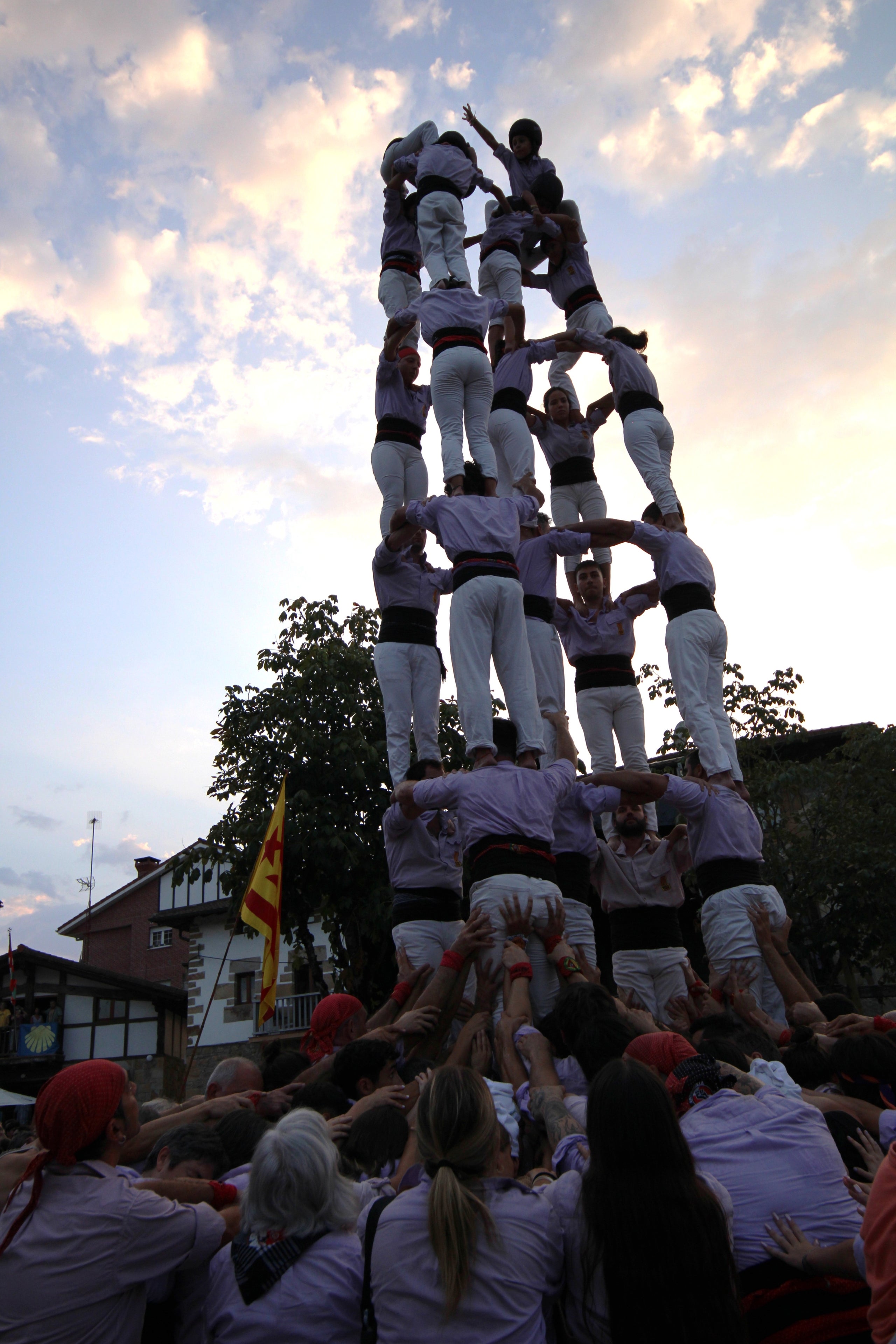 Els Minyons de Terrassa es van desplaçar aquest cap de setmana al País Basc, on van participar en les festes de Larrabetzu i Laudio. Divendres a Larrabetzu, els Minyons van descarregar el 3 de 7, el 5 de 7, el 4 de 8, el 4 de 7 amb el pilar, el 4 de 7 i un vano de 5. Dissabte va ser el torn de Laudio, on van fer 2 pilars de 4, el 3 de 7, el 4 de 8, el 4 de 7 amb el pilar, el 5 de 7 i el vano de 5. D'aquesta manera, els de Cal Reig han iniciat el segon tram de la temporada, que durà fins a la diada de la Colla el 16 de novembre. El primer assaig a Terrassa dels malves serà el dimecres 20 d'agost i la pròxima actuació el diumenge 24 a Lloret de Mar | Minyons de Terrassa