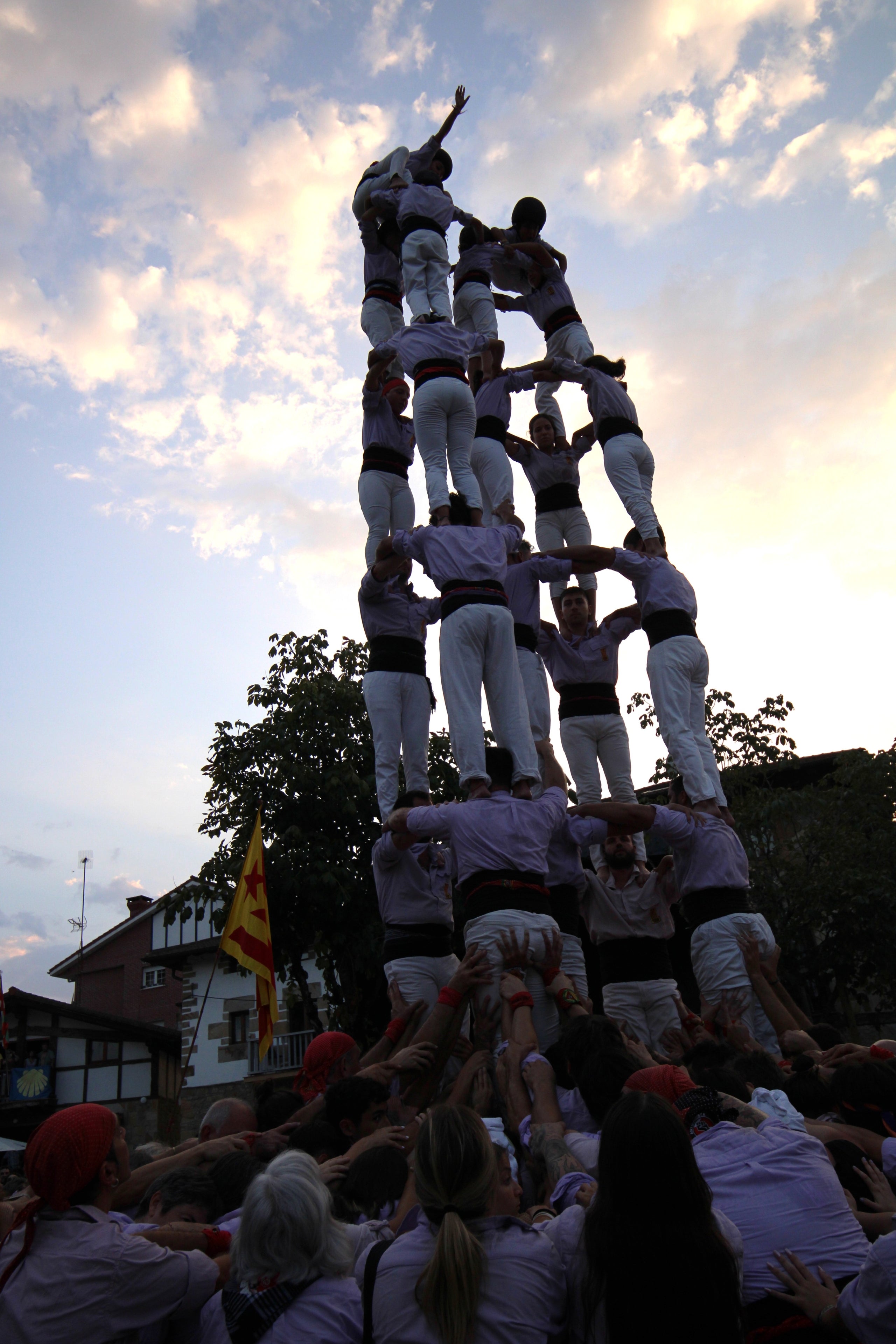 Els Minyons de Terrassa es van desplaçar aquest cap de setmana al País Basc, on van participar en les festes de Larrabetzu i Laudio. Divendres a Larrabetzu, els Minyons van descarregar el 3 de 7, el 5 de 7, el 4 de 8, el 4 de 7 amb el pilar, el 4 de 7 i un vano de 5. Dissabte va ser el torn de Laudio, on van fer 2 pilars de 4, el 3 de 7, el 4 de 8, el 4 de 7 amb el pilar, el 5 de 7 i el vano de 5. D'aquesta manera, els de Cal Reig han iniciat el segon tram de la temporada, que durà fins a la diada de la Colla el 16 de novembre. El primer assaig a Terrassa dels malves serà el dimecres 20 d'agost i la pròxima actuació el diumenge 24 a Lloret de Mar | Minyons de Terrassa