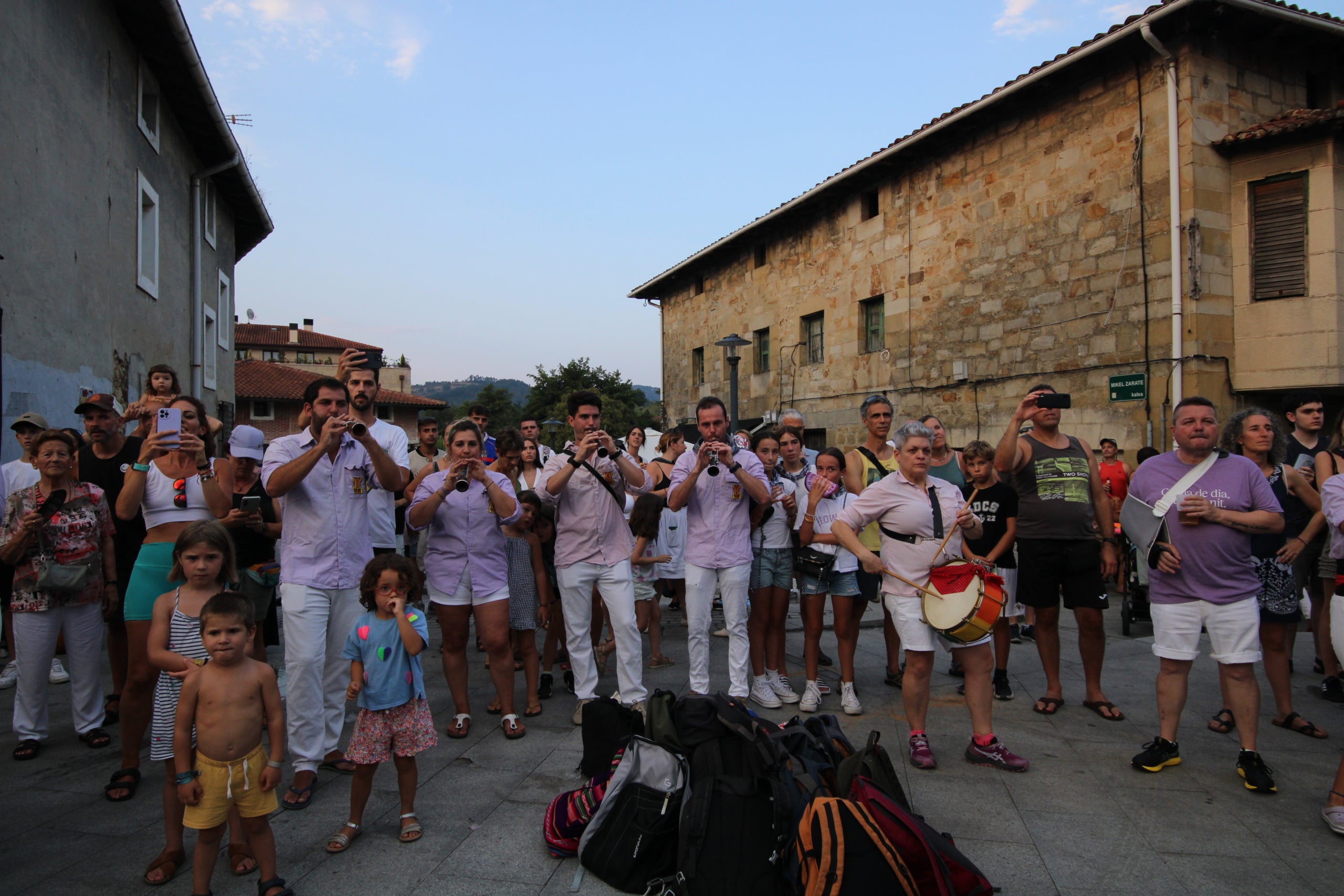 Els Minyons de Terrassa es van desplaçar aquest cap de setmana al País Basc, on van participar en les festes de Larrabetzu i Laudio. Divendres a Larrabetzu, els Minyons van descarregar el 3 de 7, el 5 de 7, el 4 de 8, el 4 de 7 amb el pilar, el 4 de 7 i un vano de 5. Dissabte va ser el torn de Laudio, on van fer 2 pilars de 4, el 3 de 7, el 4 de 8, el 4 de 7 amb el pilar, el 5 de 7 i el vano de 5. D'aquesta manera, els de Cal Reig han iniciat el segon tram de la temporada, que durà fins a la diada de la Colla el 16 de novembre. El primer assaig a Terrassa dels malves serà el dimecres 20 d'agost i la pròxima actuació el diumenge 24 a Lloret de Mar | Minyons de Terrassa