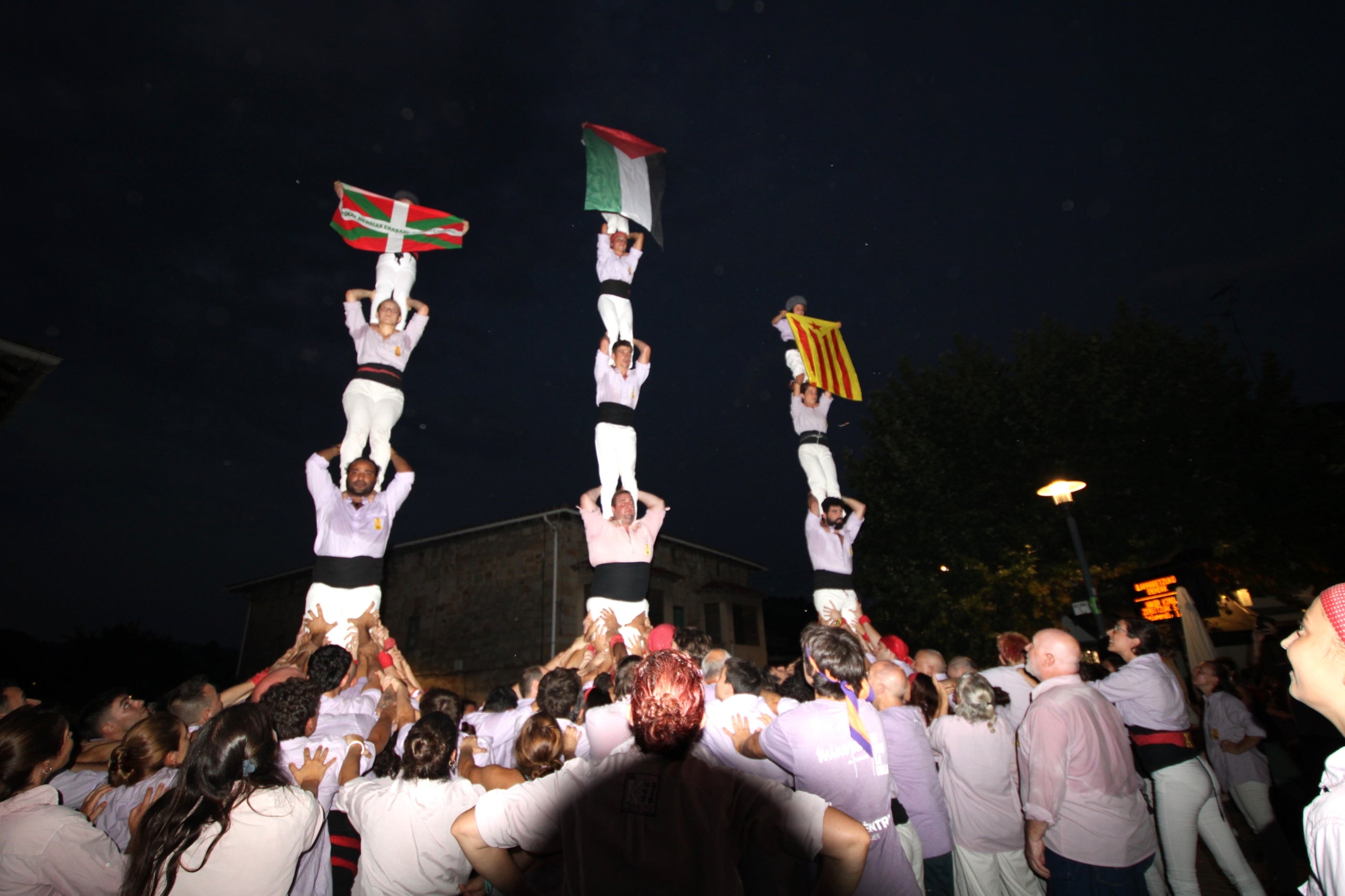 Els Minyons de Terrassa es van desplaçar aquest cap de setmana al País Basc, on van participar en les festes de Larrabetzu i Laudio. Divendres a Larrabetzu, els Minyons van descarregar el 3 de 7, el 5 de 7, el 4 de 8, el 4 de 7 amb el pilar, el 4 de 7 i un vano de 5. Dissabte va ser el torn de Laudio, on van fer 2 pilars de 4, el 3 de 7, el 4 de 8, el 4 de 7 amb el pilar, el 5 de 7 i el vano de 5. D'aquesta manera, els de Cal Reig han iniciat el segon tram de la temporada, que durà fins a la diada de la Colla el 16 de novembre. El primer assaig a Terrassa dels malves serà el dimecres 20 d'agost i la pròxima actuació el diumenge 24 a Lloret de Mar | Minyons de Terrassa