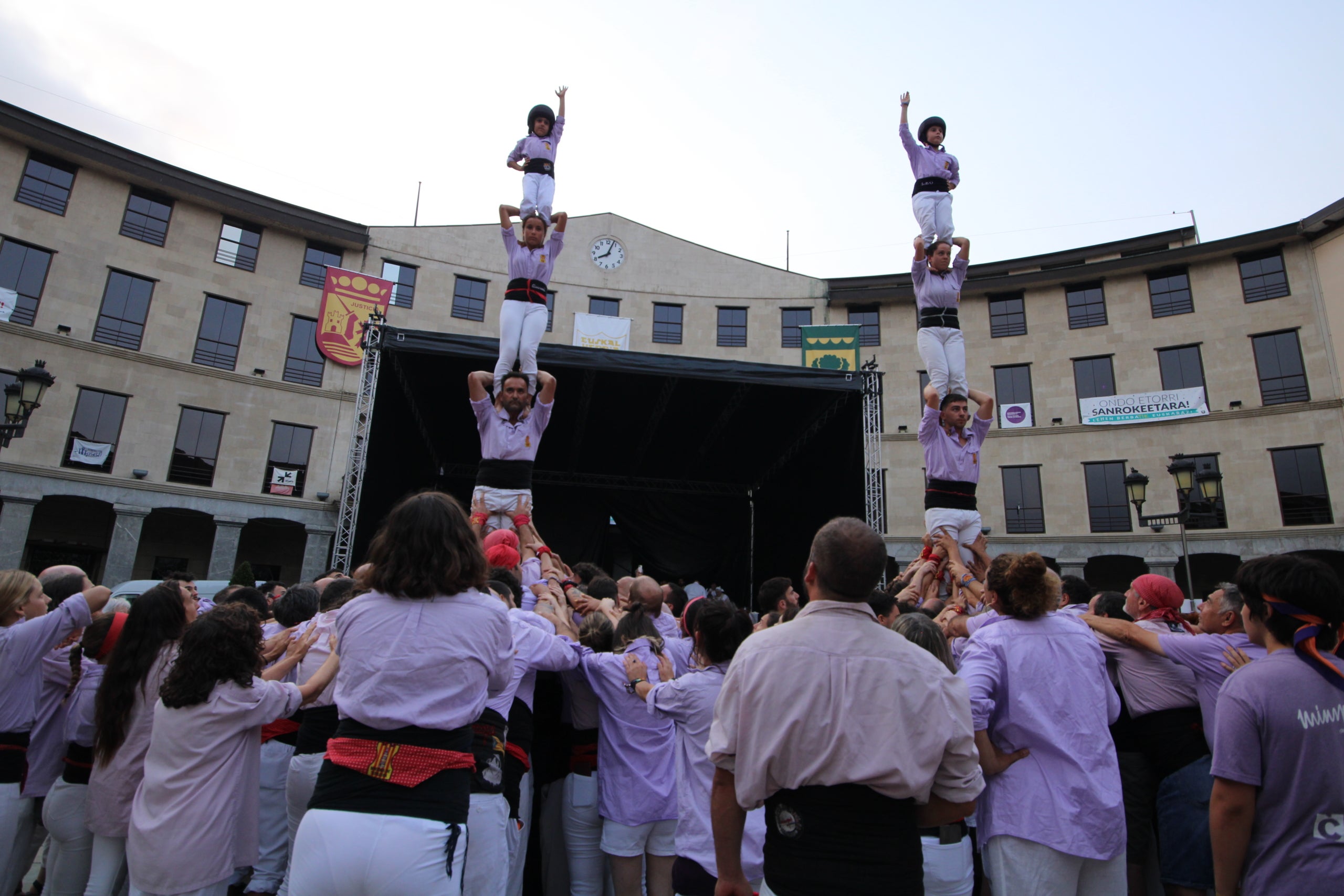 Els Minyons de Terrassa es van desplaçar aquest cap de setmana al País Basc, on van participar en les festes de Larrabetzu i Laudio. Divendres a Larrabetzu, els Minyons van descarregar el 3 de 7, el 5 de 7, el 4 de 8, el 4 de 7 amb el pilar, el 4 de 7 i un vano de 5. Dissabte va ser el torn de Laudio, on van fer 2 pilars de 4, el 3 de 7, el 4 de 8, el 4 de 7 amb el pilar, el 5 de 7 i el vano de 5. D'aquesta manera, els de Cal Reig han iniciat el segon tram de la temporada, que durà fins a la diada de la Colla el 16 de novembre. El primer assaig a Terrassa dels malves serà el dimecres 20 d'agost i la pròxima actuació el diumenge 24 a Lloret de Mar | Minyons de Terrassa