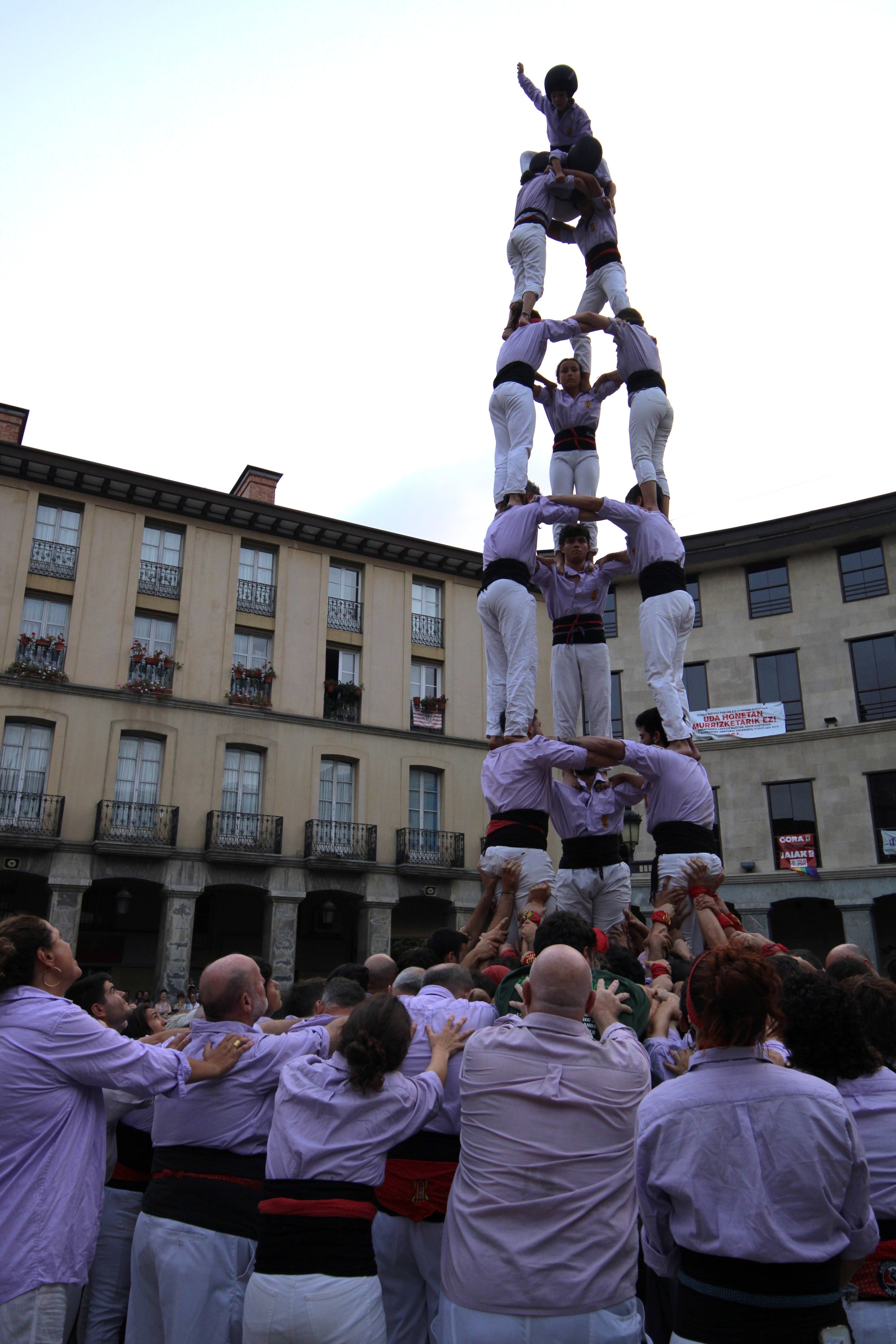 Els Minyons de Terrassa es van desplaçar aquest cap de setmana al País Basc, on van participar en les festes de Larrabetzu i Laudio. Divendres a Larrabetzu, els Minyons van descarregar el 3 de 7, el 5 de 7, el 4 de 8, el 4 de 7 amb el pilar, el 4 de 7 i un vano de 5. Dissabte va ser el torn de Laudio, on van fer 2 pilars de 4, el 3 de 7, el 4 de 8, el 4 de 7 amb el pilar, el 5 de 7 i el vano de 5. D'aquesta manera, els de Cal Reig han iniciat el segon tram de la temporada, que durà fins a la diada de la Colla el 16 de novembre. El primer assaig a Terrassa dels malves serà el dimecres 20 d'agost i la pròxima actuació el diumenge 24 a Lloret de Mar | Minyons de Terrassa