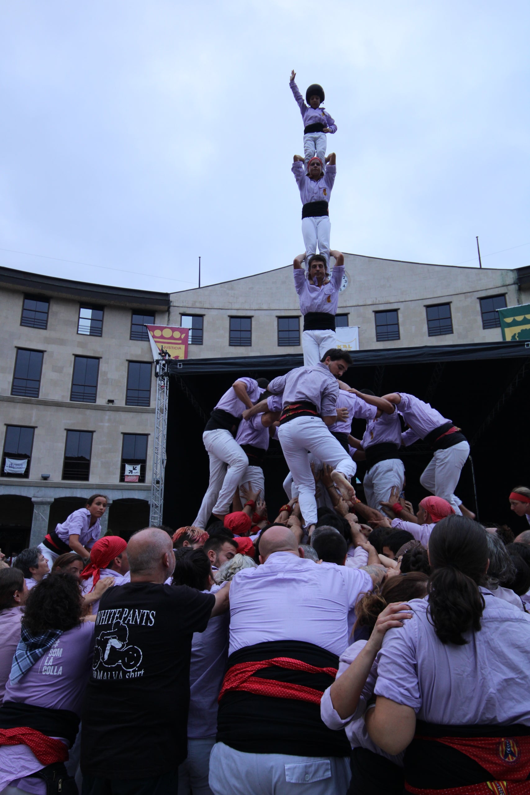 Els Minyons de Terrassa es van desplaçar aquest cap de setmana al País Basc, on van participar en les festes de Larrabetzu i Laudio. Divendres a Larrabetzu, els Minyons van descarregar el 3 de 7, el 5 de 7, el 4 de 8, el 4 de 7 amb el pilar, el 4 de 7 i un vano de 5. Dissabte va ser el torn de Laudio, on van fer 2 pilars de 4, el 3 de 7, el 4 de 8, el 4 de 7 amb el pilar, el 5 de 7 i el vano de 5. D'aquesta manera, els de Cal Reig han iniciat el segon tram de la temporada, que durà fins a la diada de la Colla el 16 de novembre. El primer assaig a Terrassa dels malves serà el dimecres 20 d'agost i la pròxima actuació el diumenge 24 a Lloret de Mar | Minyons de Terrassa