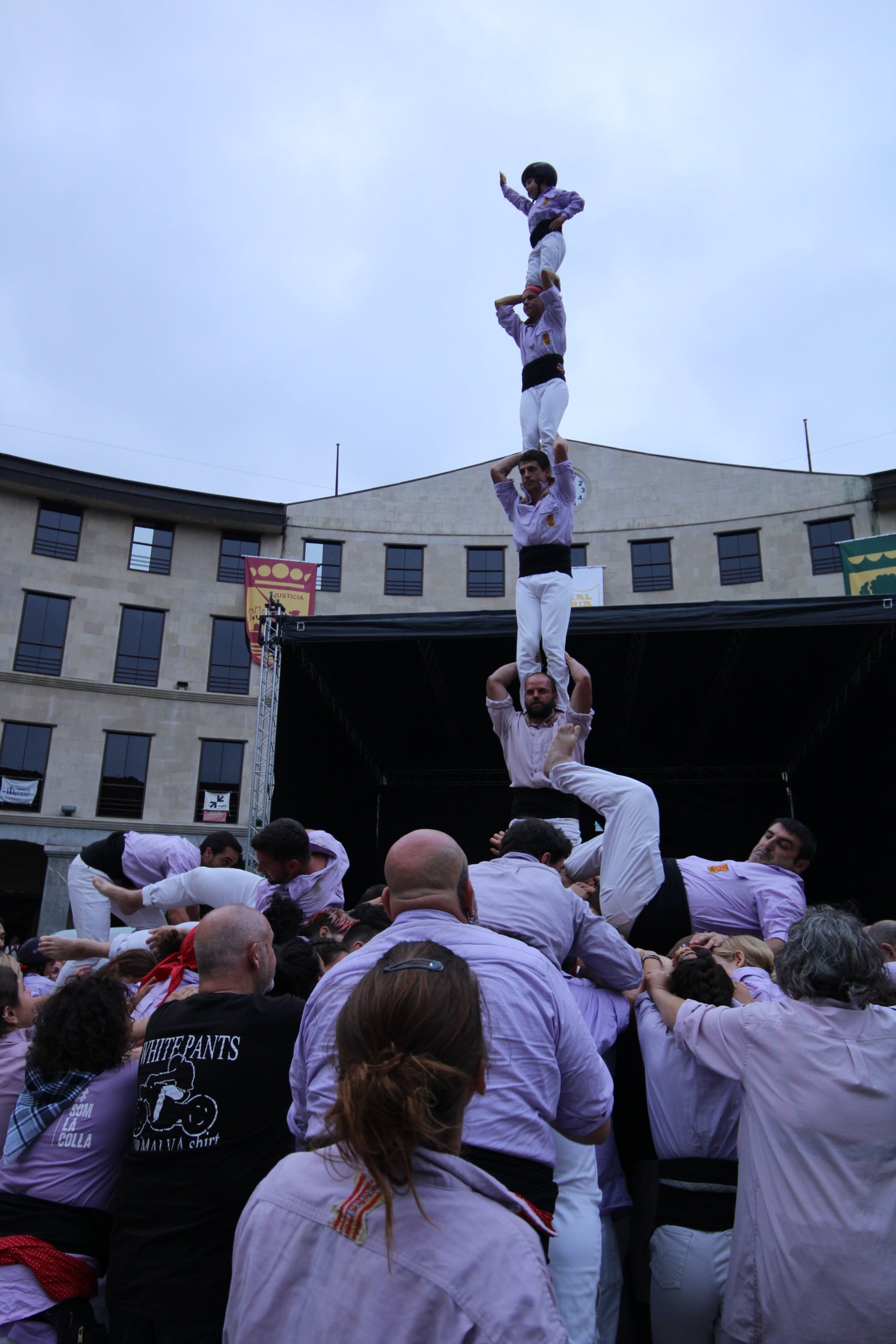 Els Minyons de Terrassa es van desplaçar aquest cap de setmana al País Basc, on van participar en les festes de Larrabetzu i Laudio. Divendres a Larrabetzu, els Minyons van descarregar el 3 de 7, el 5 de 7, el 4 de 8, el 4 de 7 amb el pilar, el 4 de 7 i un vano de 5. Dissabte va ser el torn de Laudio, on van fer 2 pilars de 4, el 3 de 7, el 4 de 8, el 4 de 7 amb el pilar, el 5 de 7 i el vano de 5. D'aquesta manera, els de Cal Reig han iniciat el segon tram de la temporada, que durà fins a la diada de la Colla el 16 de novembre. El primer assaig a Terrassa dels malves serà el dimecres 20 d'agost i la pròxima actuació el diumenge 24 a Lloret de Mar | Minyons de Terrassa