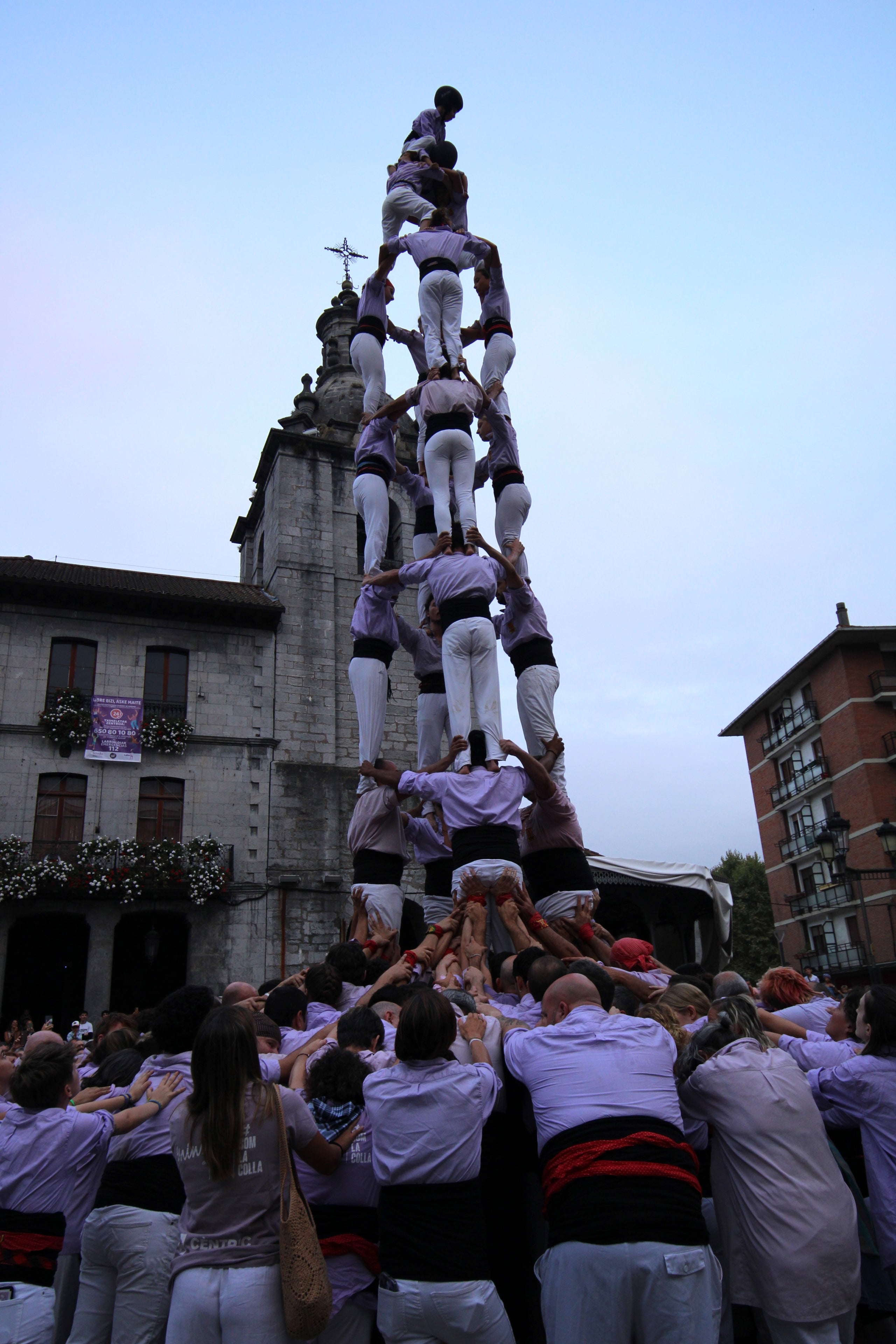 Els Minyons de Terrassa es van desplaçar aquest cap de setmana al País Basc, on van participar en les festes de Larrabetzu i Laudio. Divendres a Larrabetzu, els Minyons van descarregar el 3 de 7, el 5 de 7, el 4 de 8, el 4 de 7 amb el pilar, el 4 de 7 i un vano de 5. Dissabte va ser el torn de Laudio, on van fer 2 pilars de 4, el 3 de 7, el 4 de 8, el 4 de 7 amb el pilar, el 5 de 7 i el vano de 5. D'aquesta manera, els de Cal Reig han iniciat el segon tram de la temporada, que durà fins a la diada de la Colla el 16 de novembre. El primer assaig a Terrassa dels malves serà el dimecres 20 d'agost i la pròxima actuació el diumenge 24 a Lloret de Mar | Minyons de Terrassa