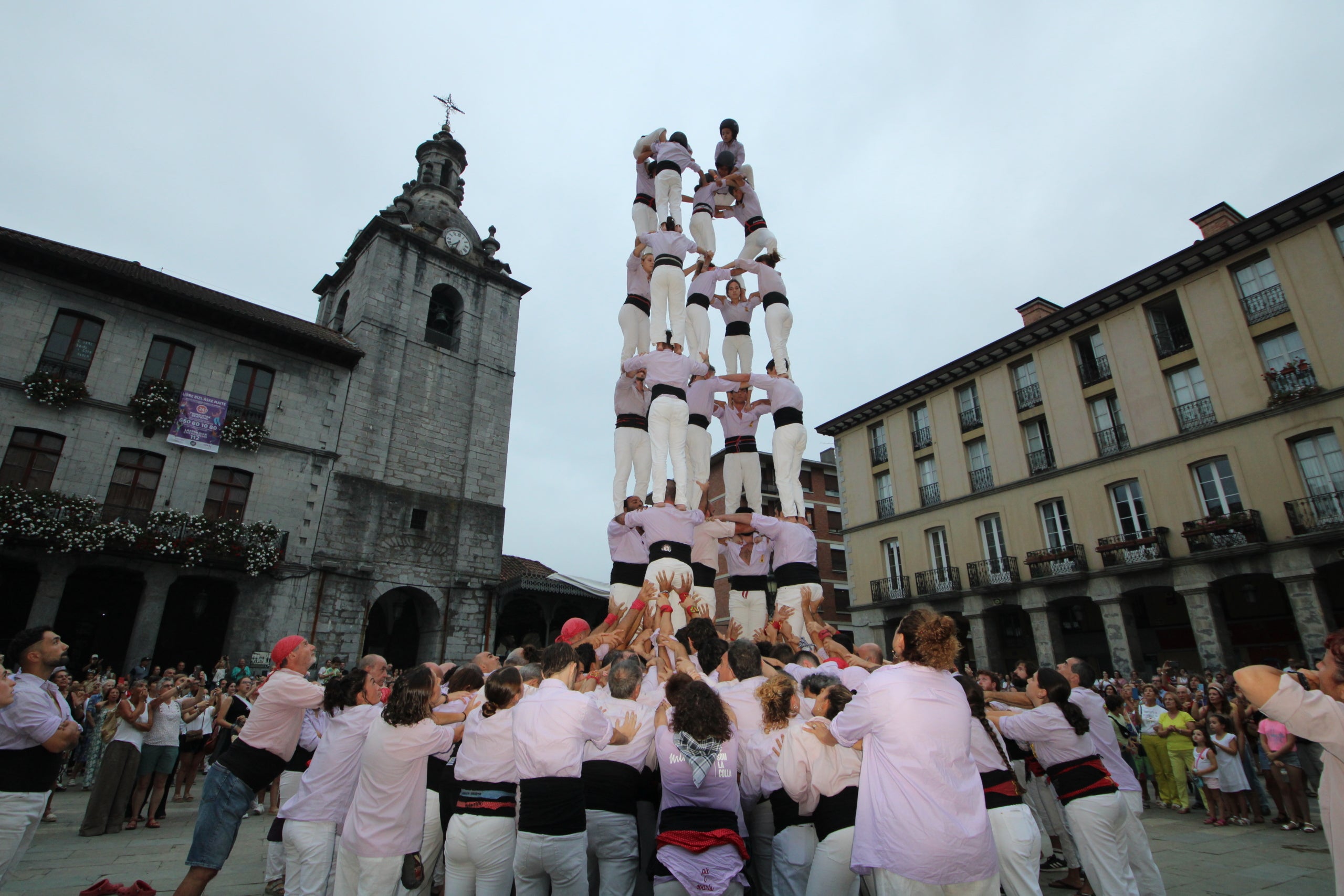 Els Minyons de Terrassa es van desplaçar aquest cap de setmana al País Basc, on van participar en les festes de Larrabetzu i Laudio. Divendres a Larrabetzu, els Minyons van descarregar el 3 de 7, el 5 de 7, el 4 de 8, el 4 de 7 amb el pilar, el 4 de 7 i un vano de 5. Dissabte va ser el torn de Laudio, on van fer 2 pilars de 4, el 3 de 7, el 4 de 8, el 4 de 7 amb el pilar, el 5 de 7 i el vano de 5. D'aquesta manera, els de Cal Reig han iniciat el segon tram de la temporada, que durà fins a la diada de la Colla el 16 de novembre. El primer assaig a Terrassa dels malves serà el dimecres 20 d'agost i la pròxima actuació el diumenge 24 a Lloret de Mar | Minyons de Terrassa